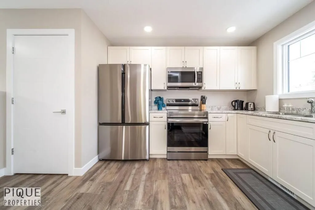 Kitchen or kitchenette in NEW, Euro-Style Suite, Whyte Avenue, AC, Netflix, Sleeps 6!