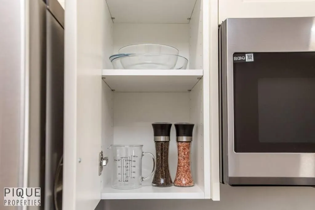 NEW, Euro-Style Suite, Whyte Avenue, AC, Netflix, Sleeps 6!