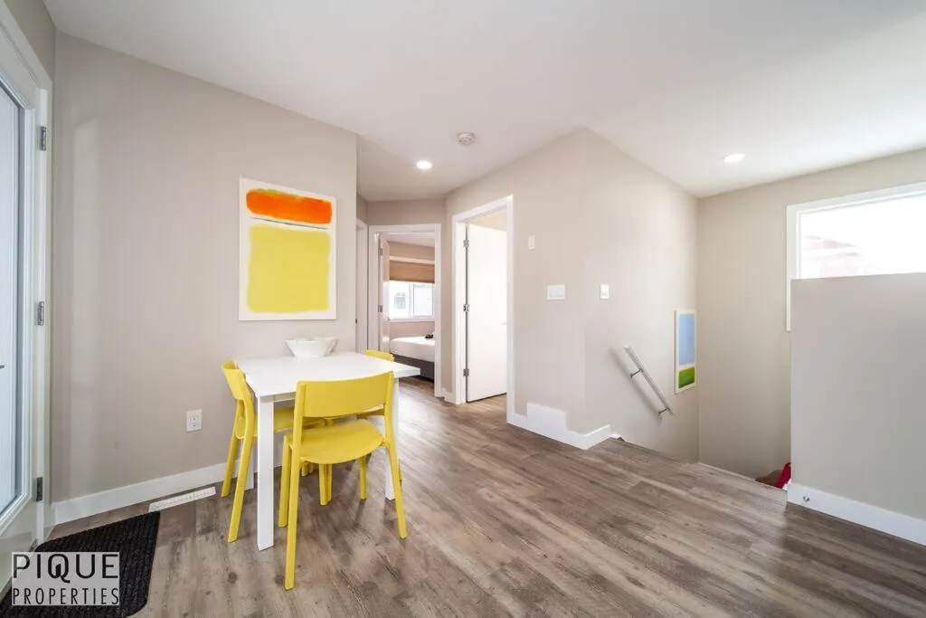 Dining area, Bed in NEW, Euro-Style Suite, Whyte Avenue, AC, Netflix, Sleeps 6!