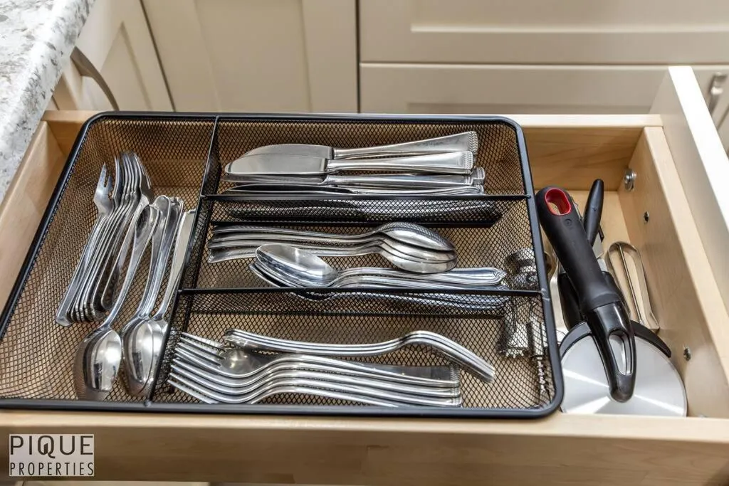 NEW, Euro-Style Suite, Whyte Avenue, AC, Netflix, Sleeps 6!