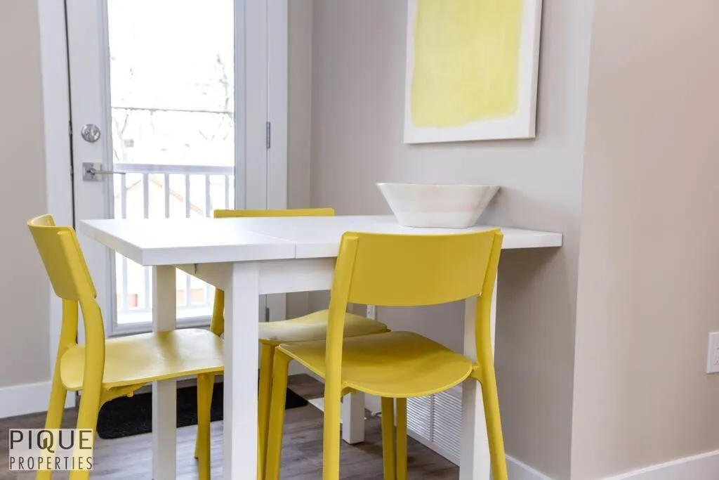 Dining area in NEW, Euro-Style Suite, Whyte Avenue, AC, Netflix, Sleeps 6!