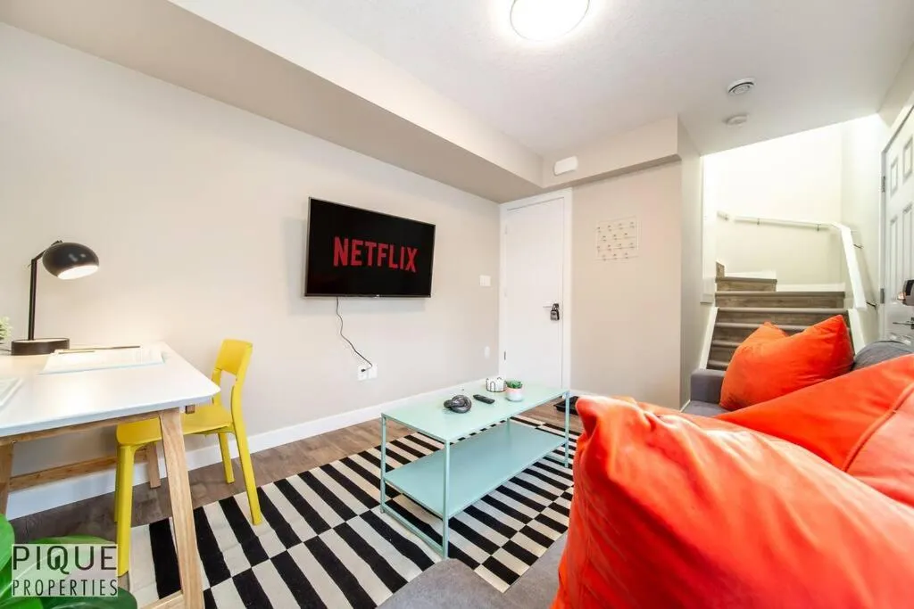 TV and multimedia in NEW, Euro-Style Suite, Whyte Avenue, AC, Netflix, Sleeps 6!