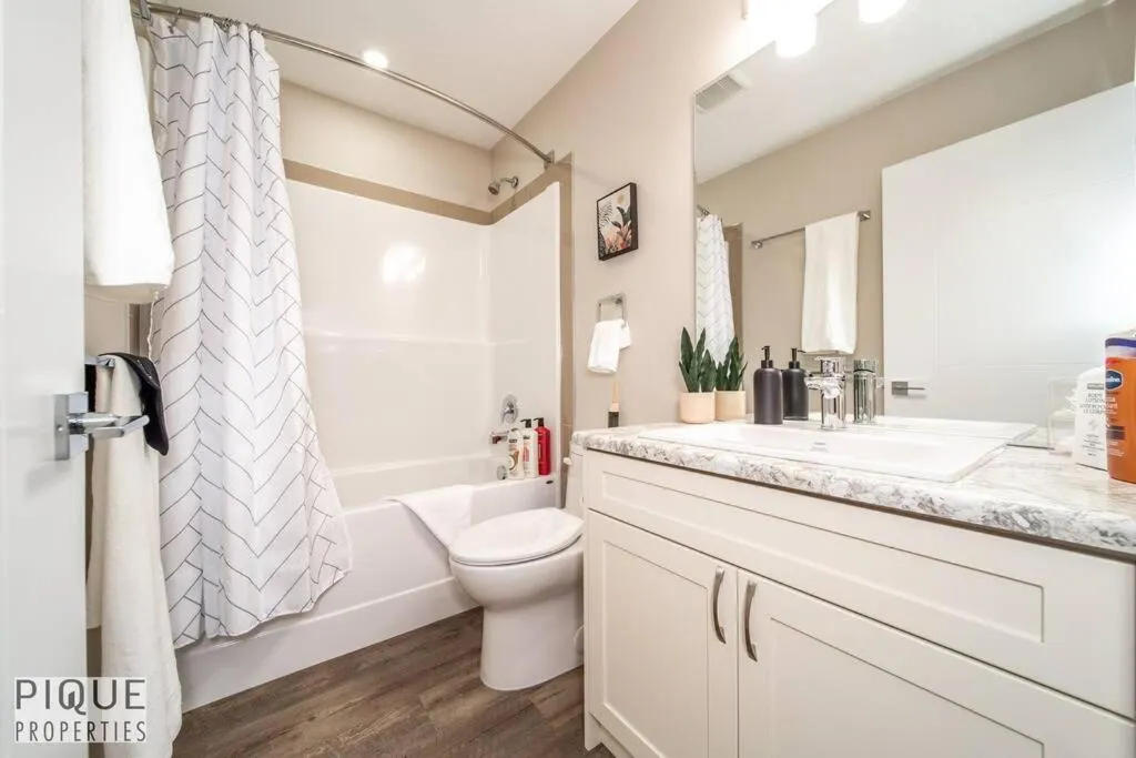Shower in NEW, Euro-Style Suite, Whyte Avenue, AC, Netflix, Sleeps 6!