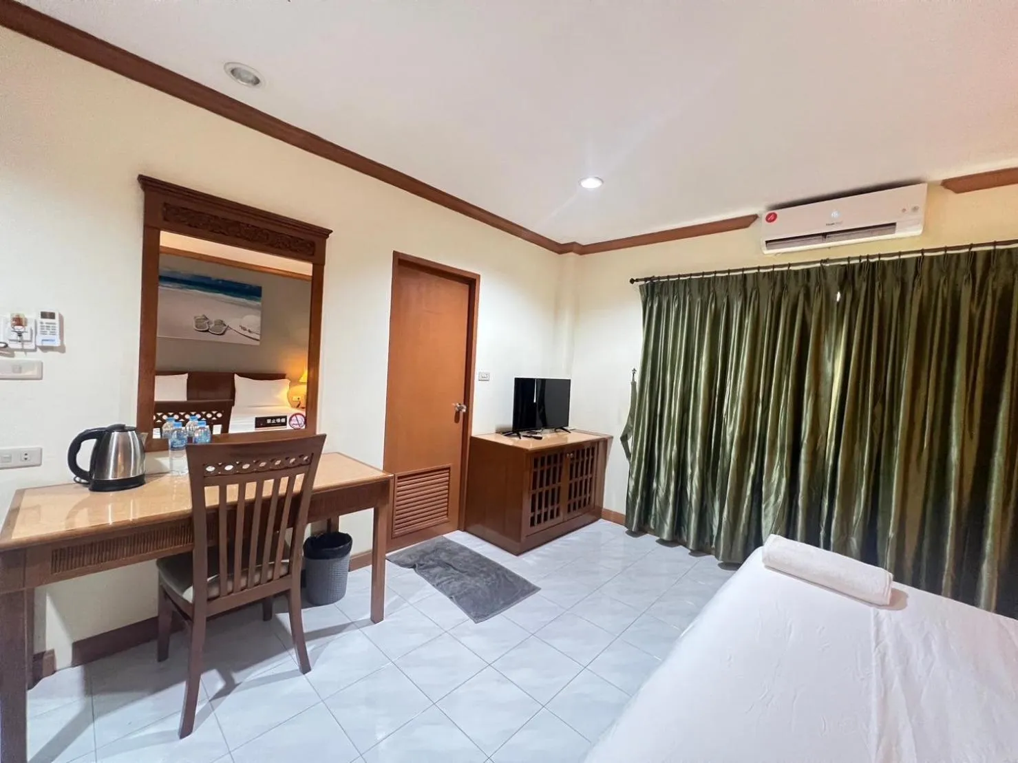 Photo of the whole room, Bed in Royal Vista Patong