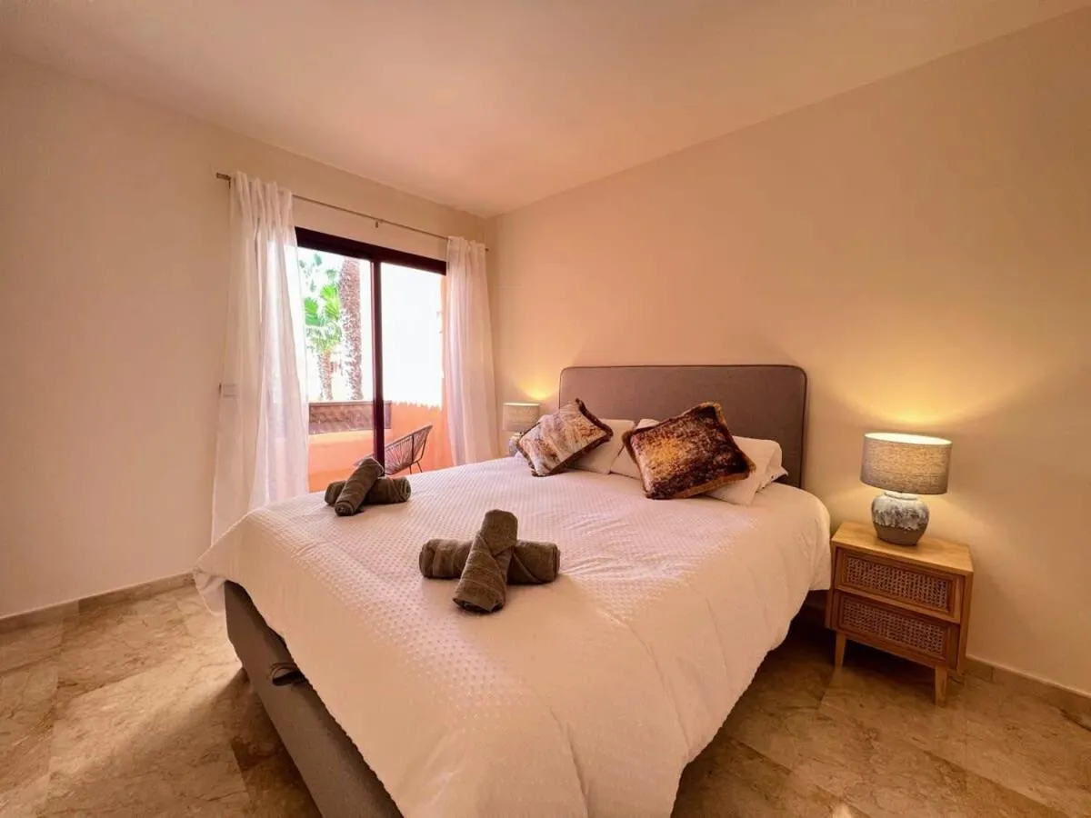 Modern 2 Bedroom Beachside Apartment NR72