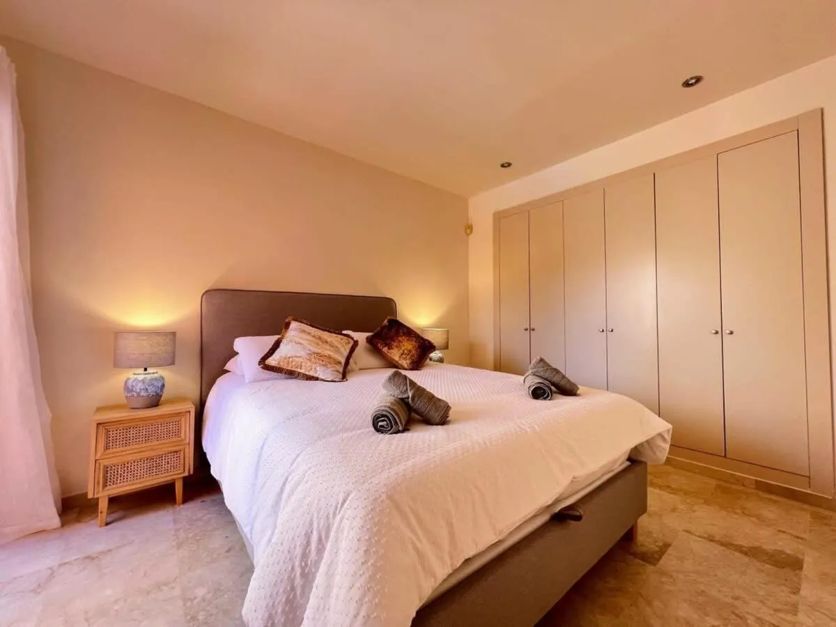 Modern 2 Bedroom Beachside Apartment NR72