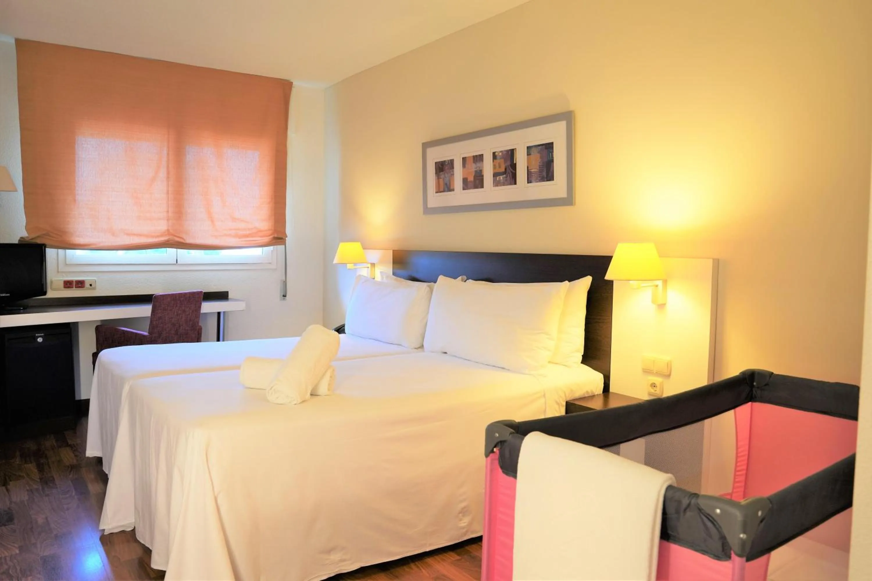 Photo of the whole room, Bed in Port Feria Valencia