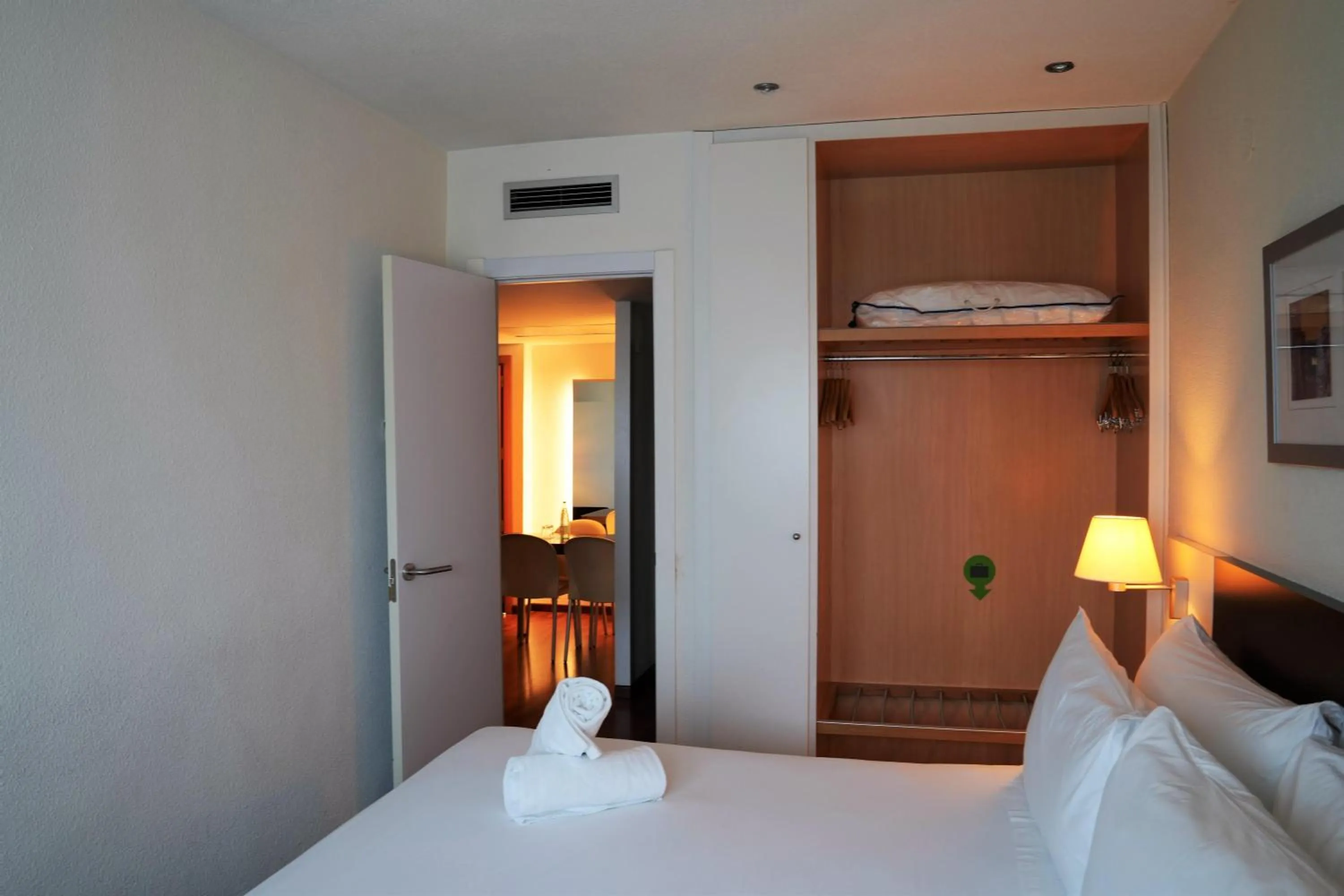 Photo of the whole room, Bed in Port Feria Valencia