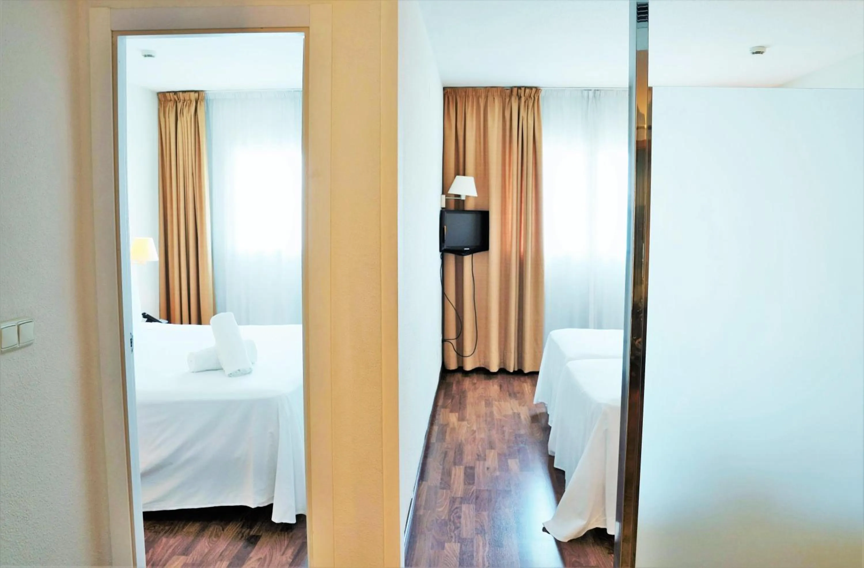 Photo of the whole room, Bed in Port Feria Valencia