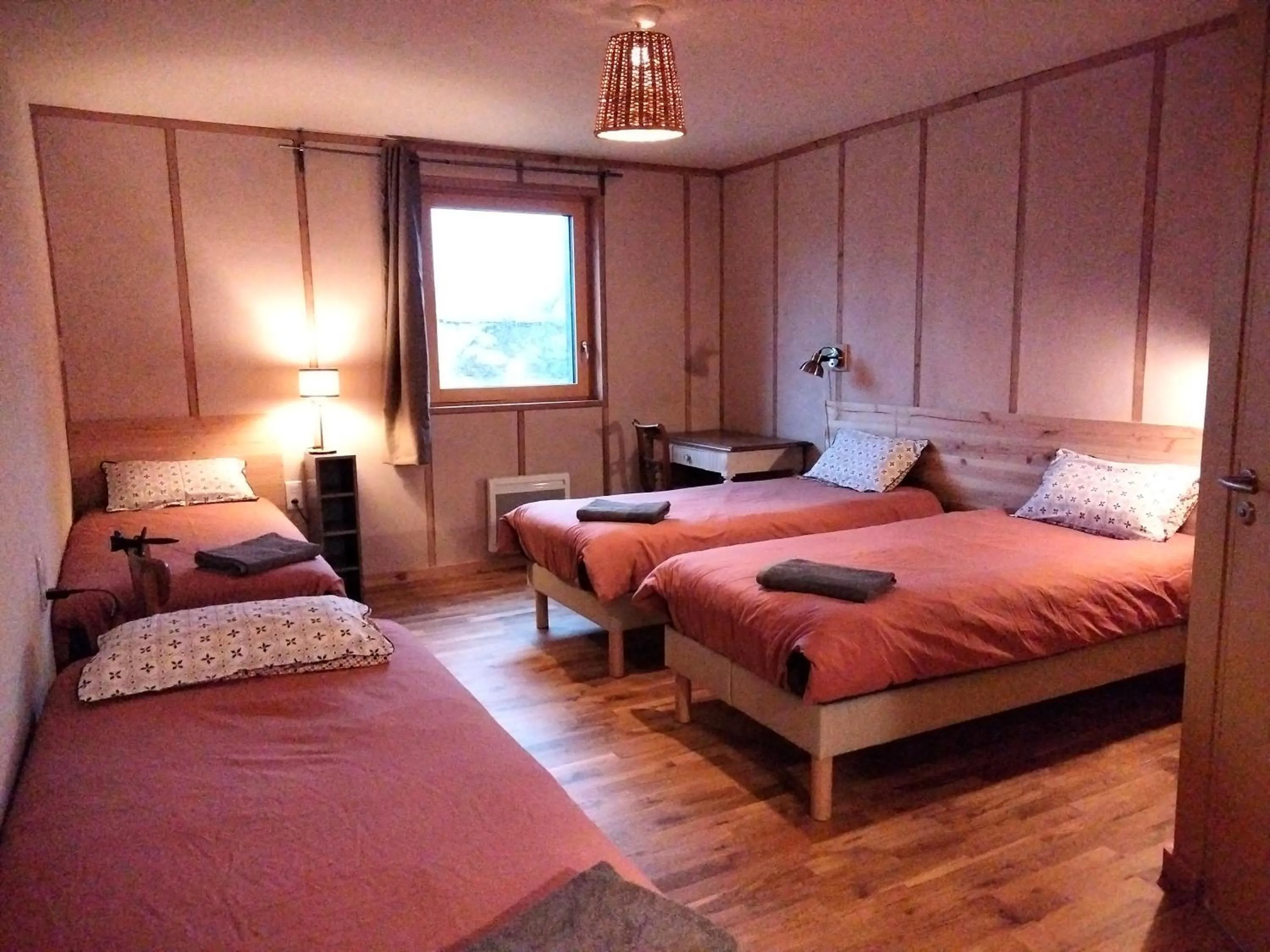 Photo of the whole room, Bed in A la belle étoile