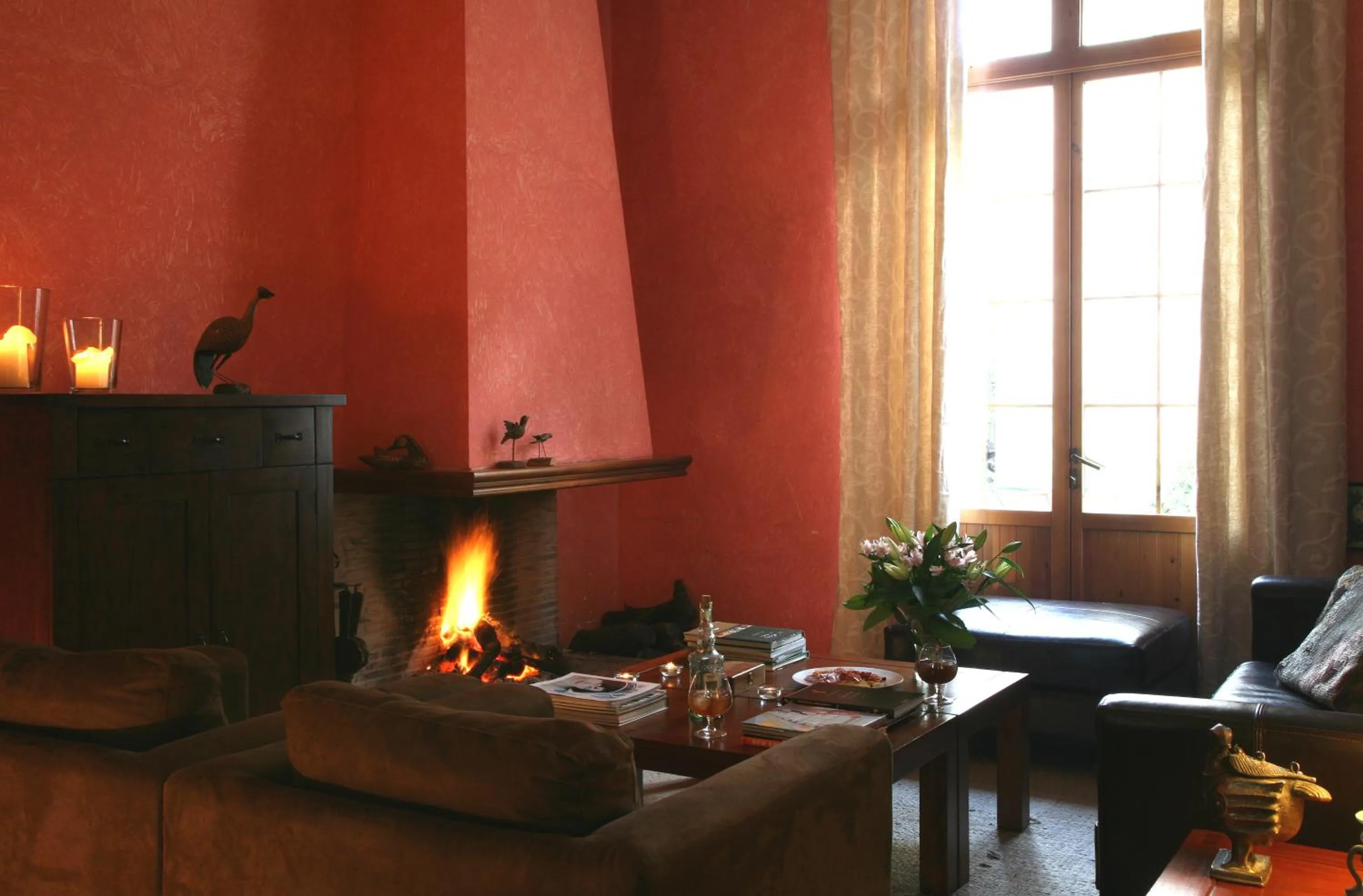 Communal lounge/ TV room in Hotel L'Estació