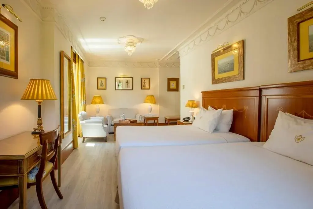 Deluxe Double or Twin Room with City View in Hotel Inglaterra Deluxe Double or Twin Room with City View in Hotel Inglaterra