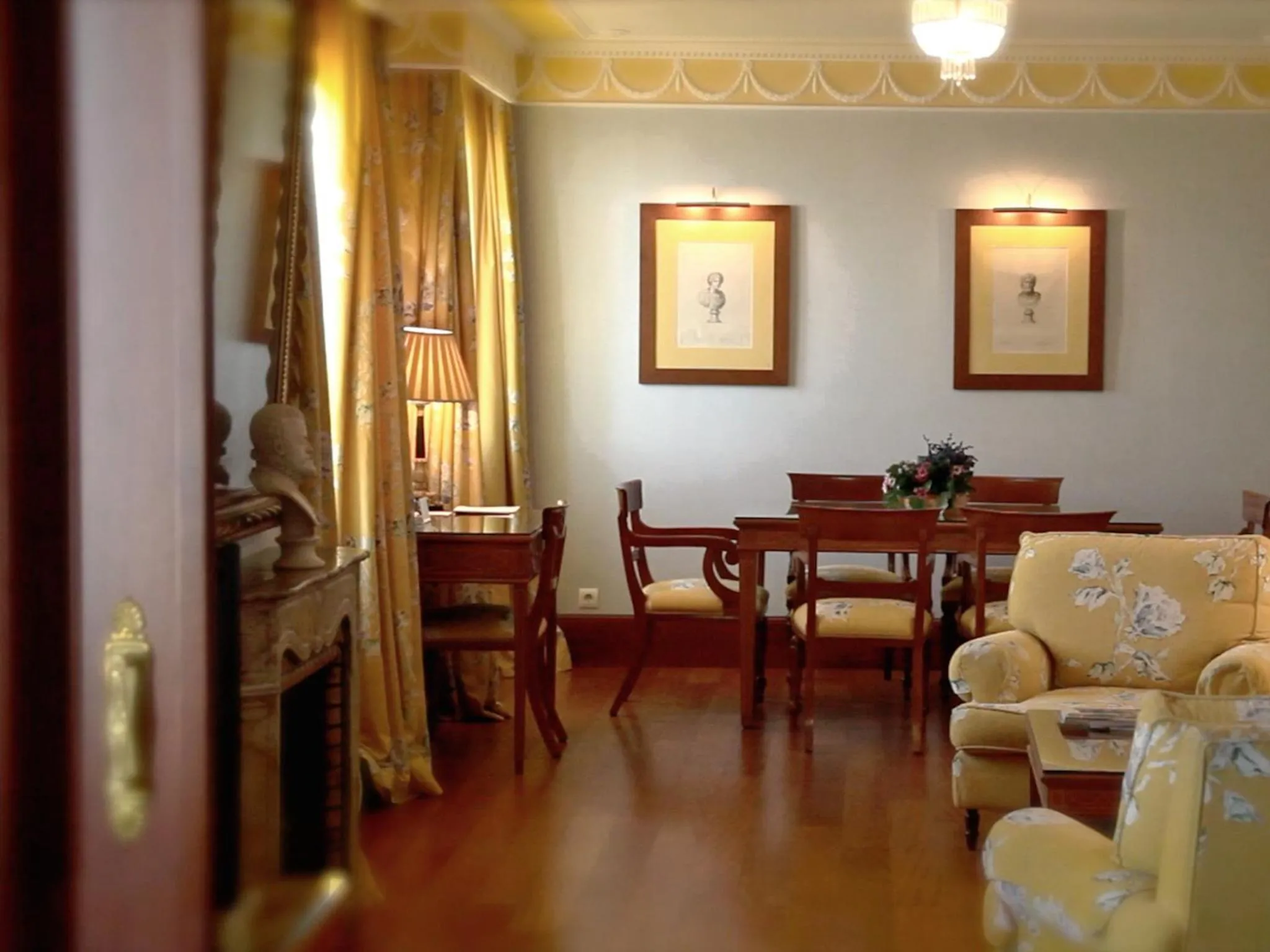 Seating area in Hotel Inglaterra