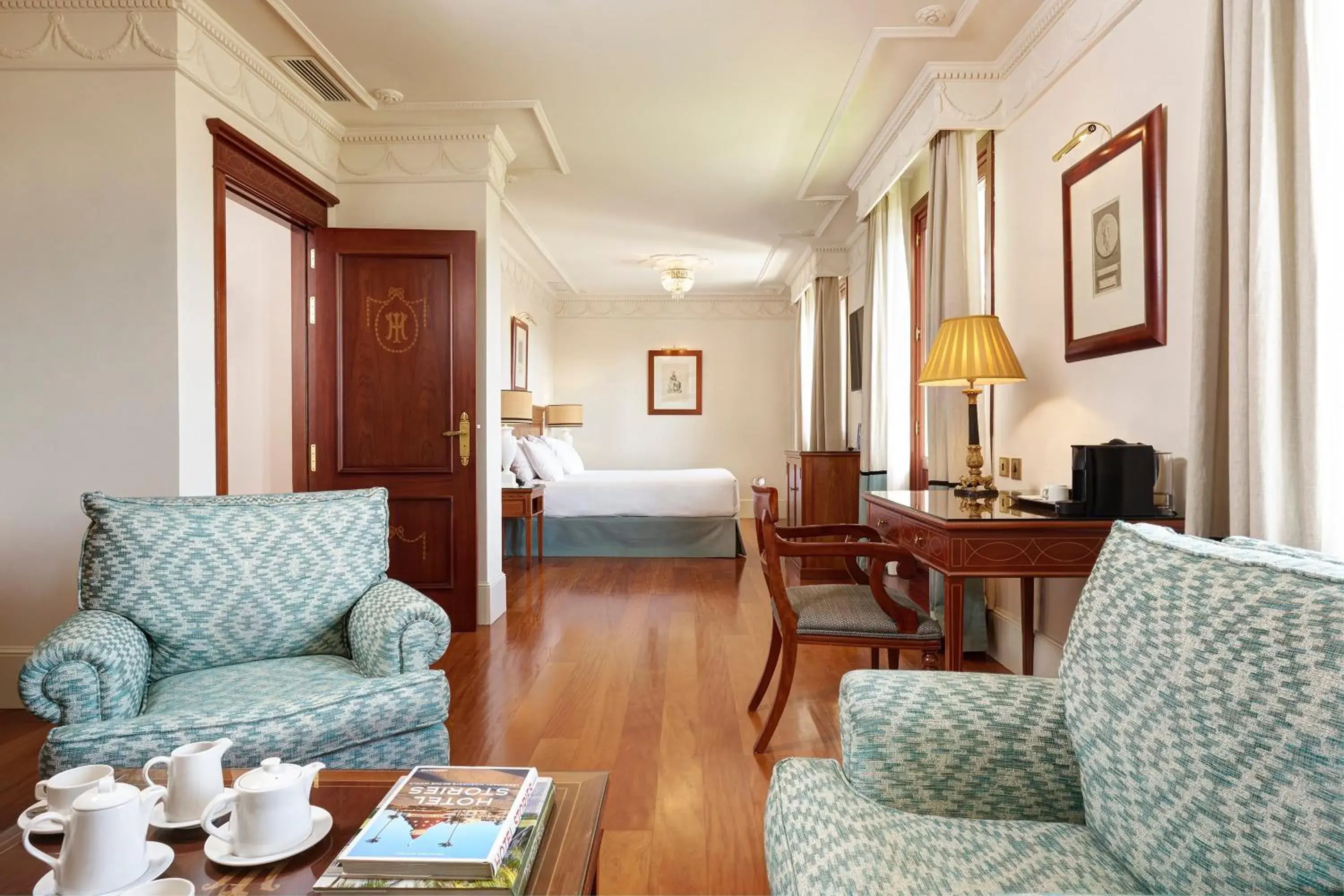 Deluxe Double Room with Terrace in Hotel Inglaterra Deluxe Double Room with Terrace in Hotel Inglaterra