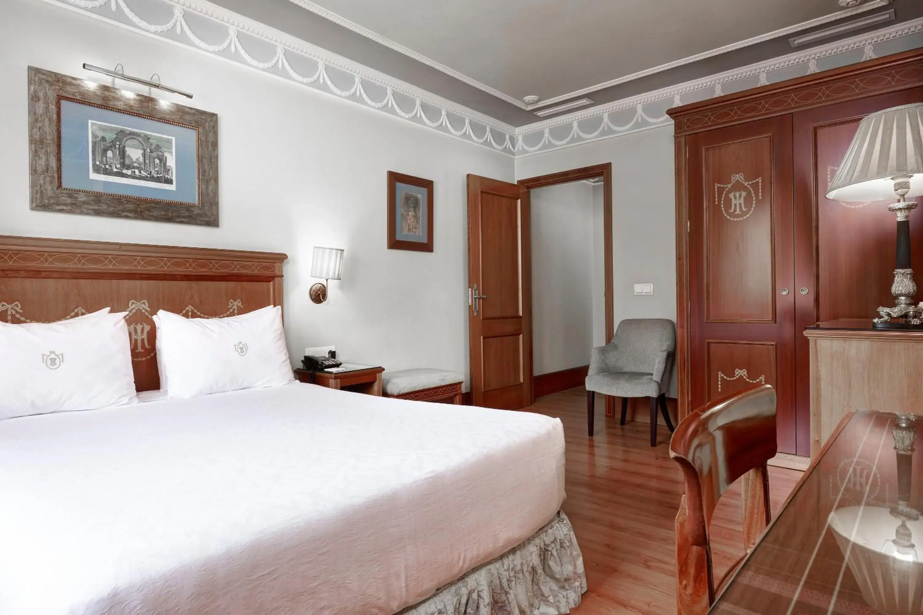Classic Double or Twin Room in Hotel Inglaterra Classic Double or Twin Room in Hotel Inglaterra