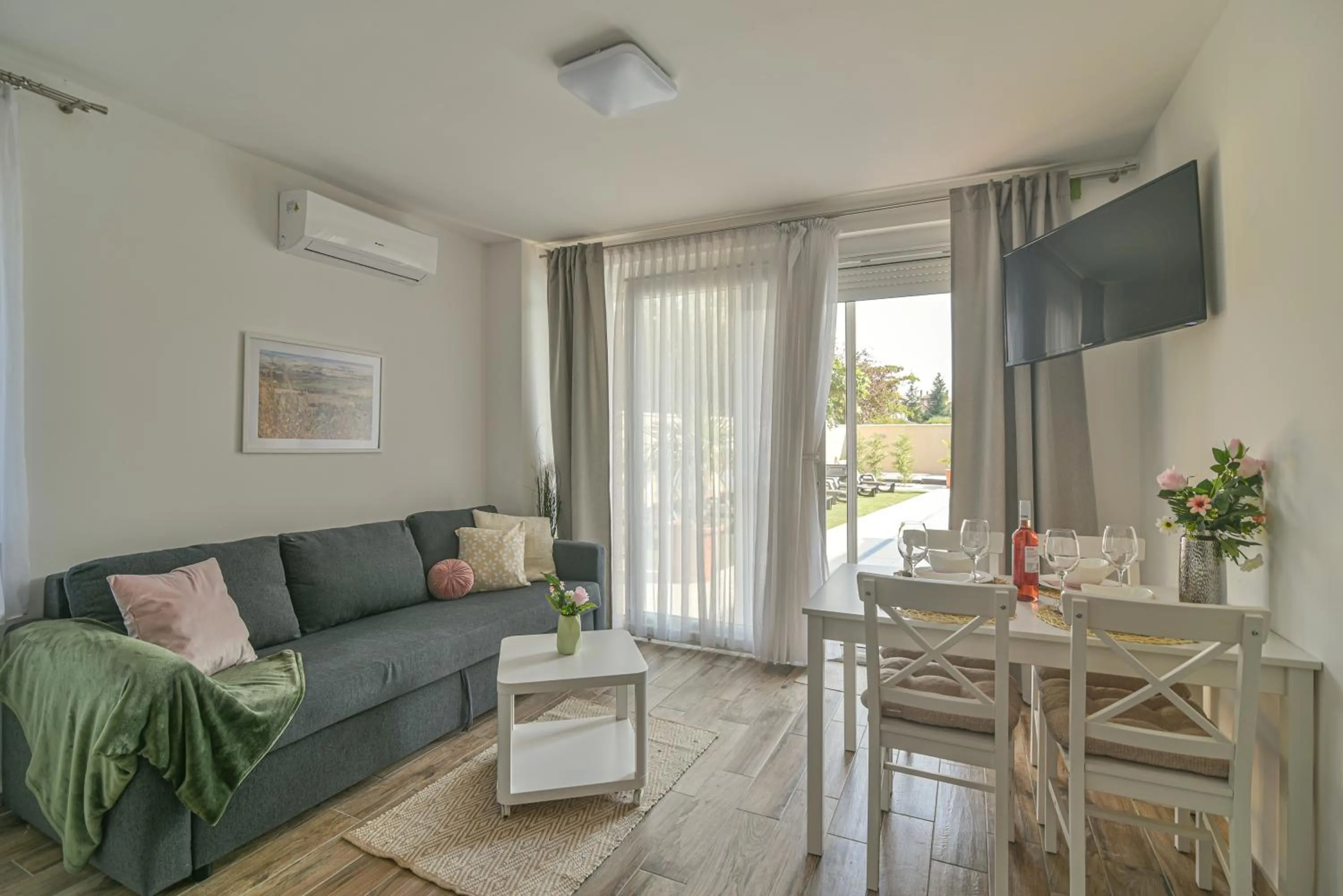 Communal lounge/ TV room in Happy Apartments