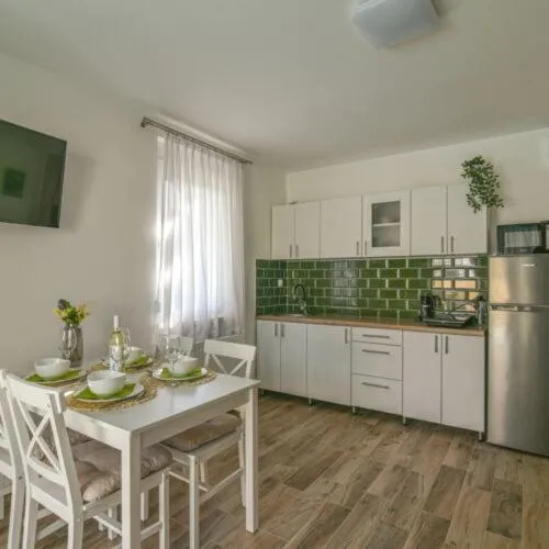 Kitchen or kitchenette in Happy Apartments