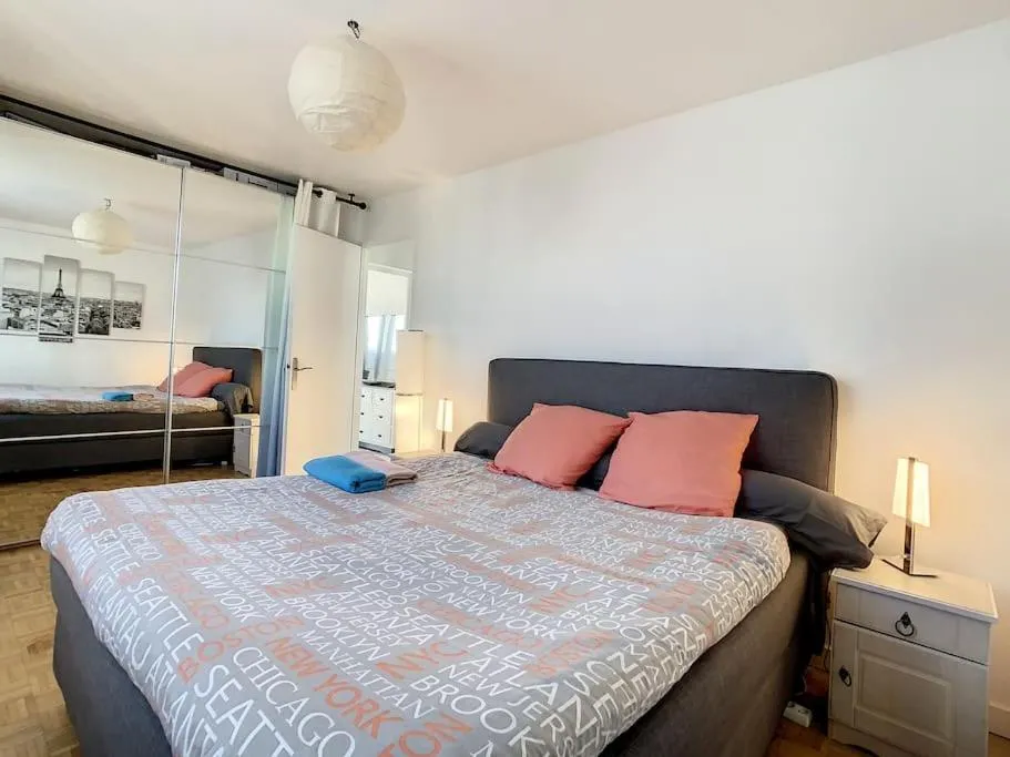 Bed in Appart Crystal Lyon Caluire et parkings