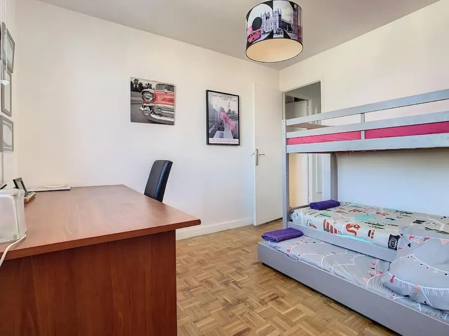 Bed in Appart Crystal Lyon Caluire et parkings