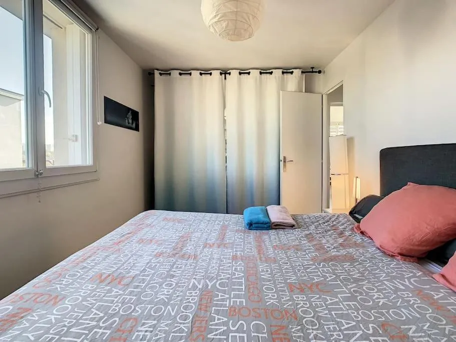 Bed in Appart Crystal Lyon Caluire et parkings