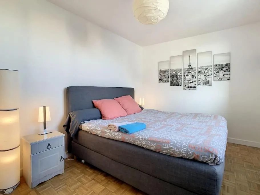 Bed in Appart Crystal Lyon Caluire et parkings