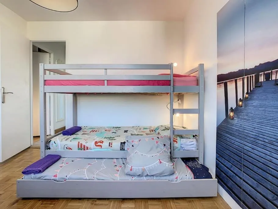 Bed in Appart Crystal Lyon Caluire et parkings