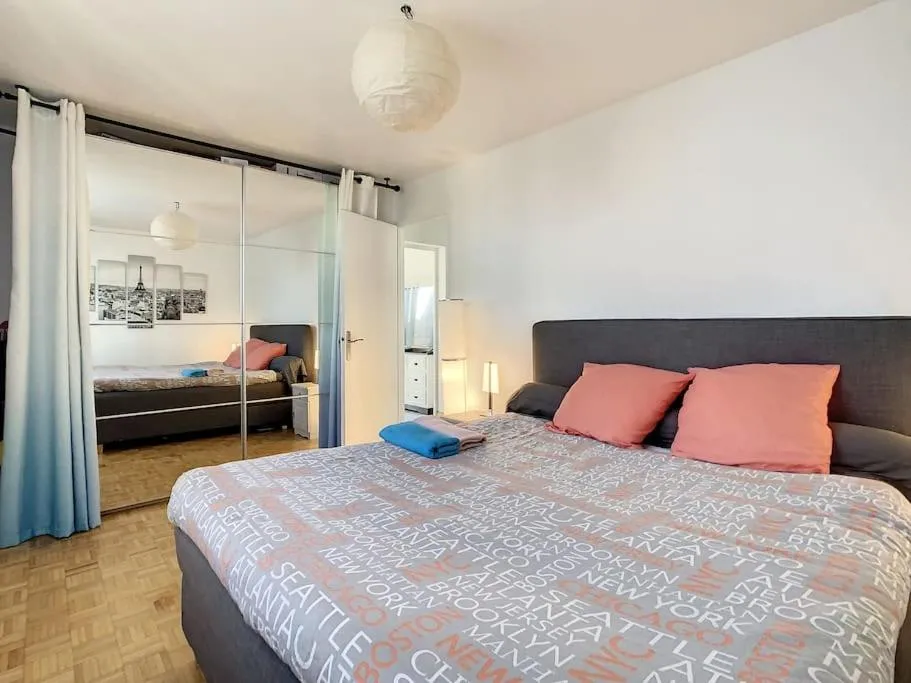 Bed in Appart Crystal Lyon Caluire et parkings