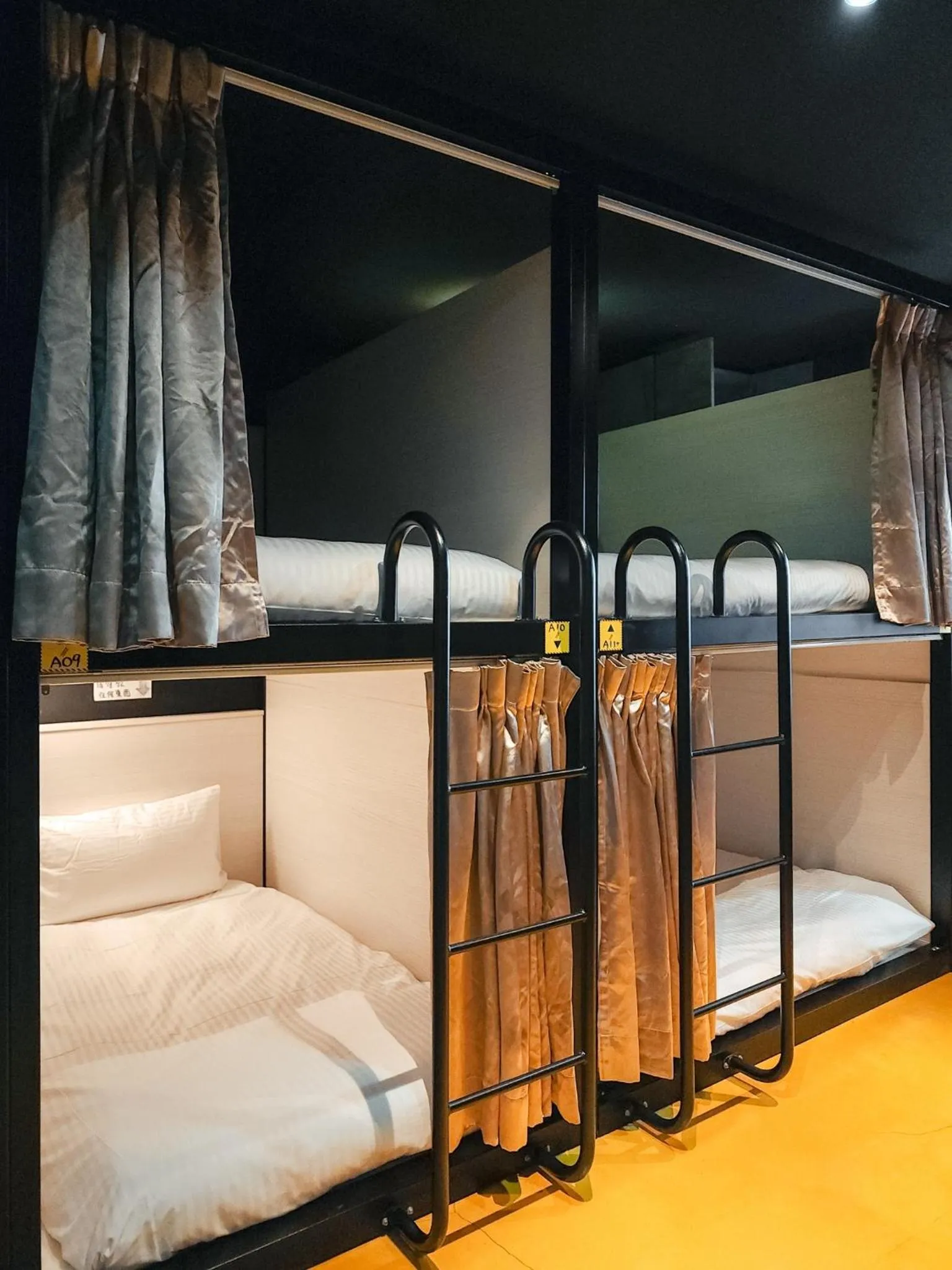 bunk bed, Bed in Taipei Inn