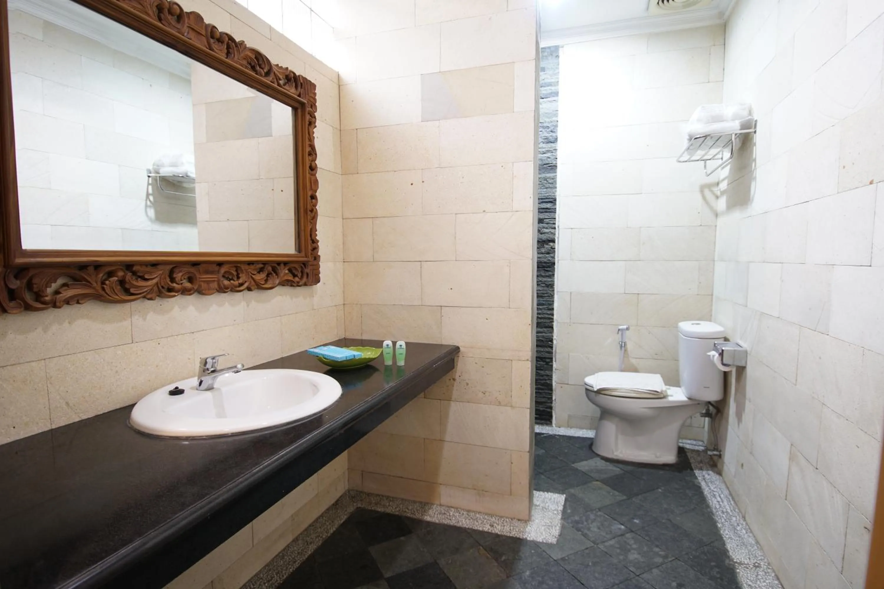 Bathroom in Hotel New Puri Garden