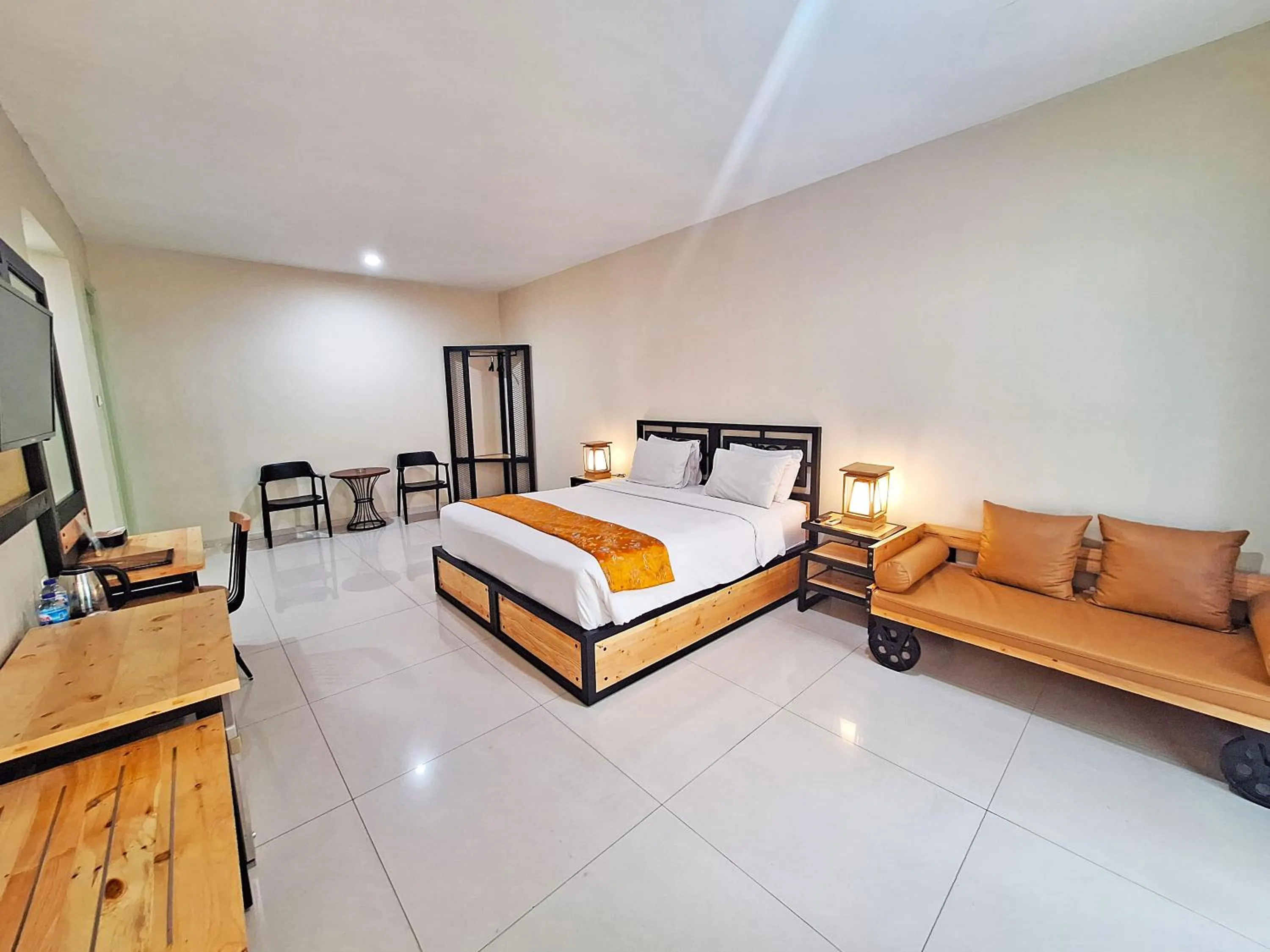 Bedroom, Bed in Hotel New Puri Garden