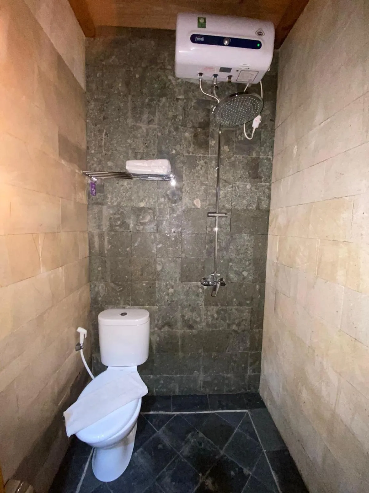 Bathroom in Hotel New Puri Garden