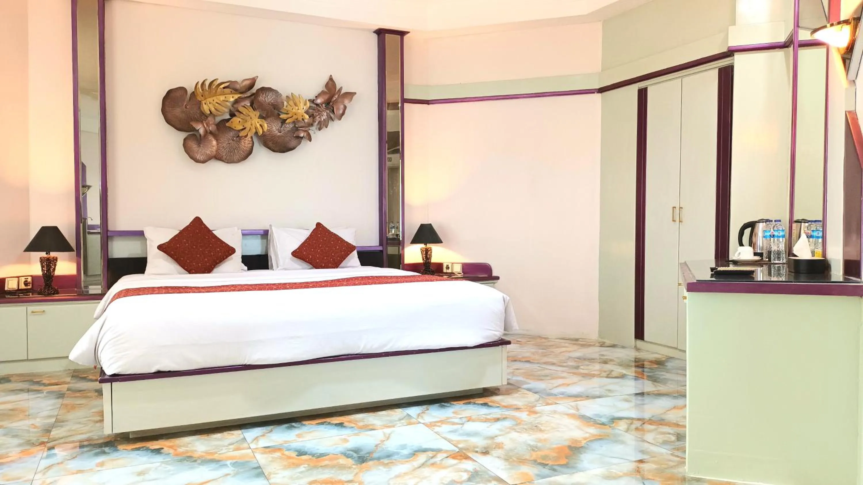 Bedroom, Bed in Hotel New Puri Garden