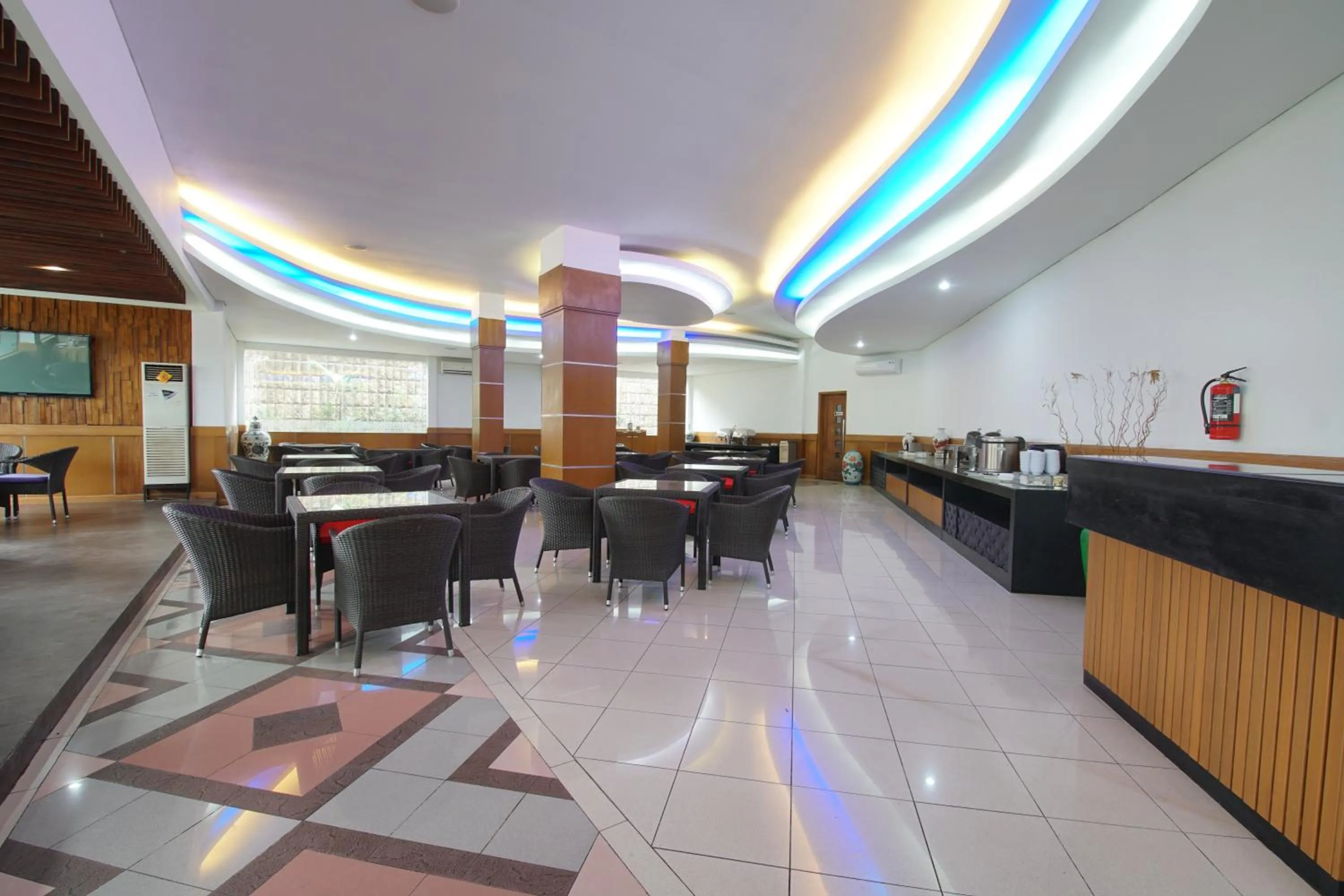 Restaurant/places to eat in Hotel New Puri Garden