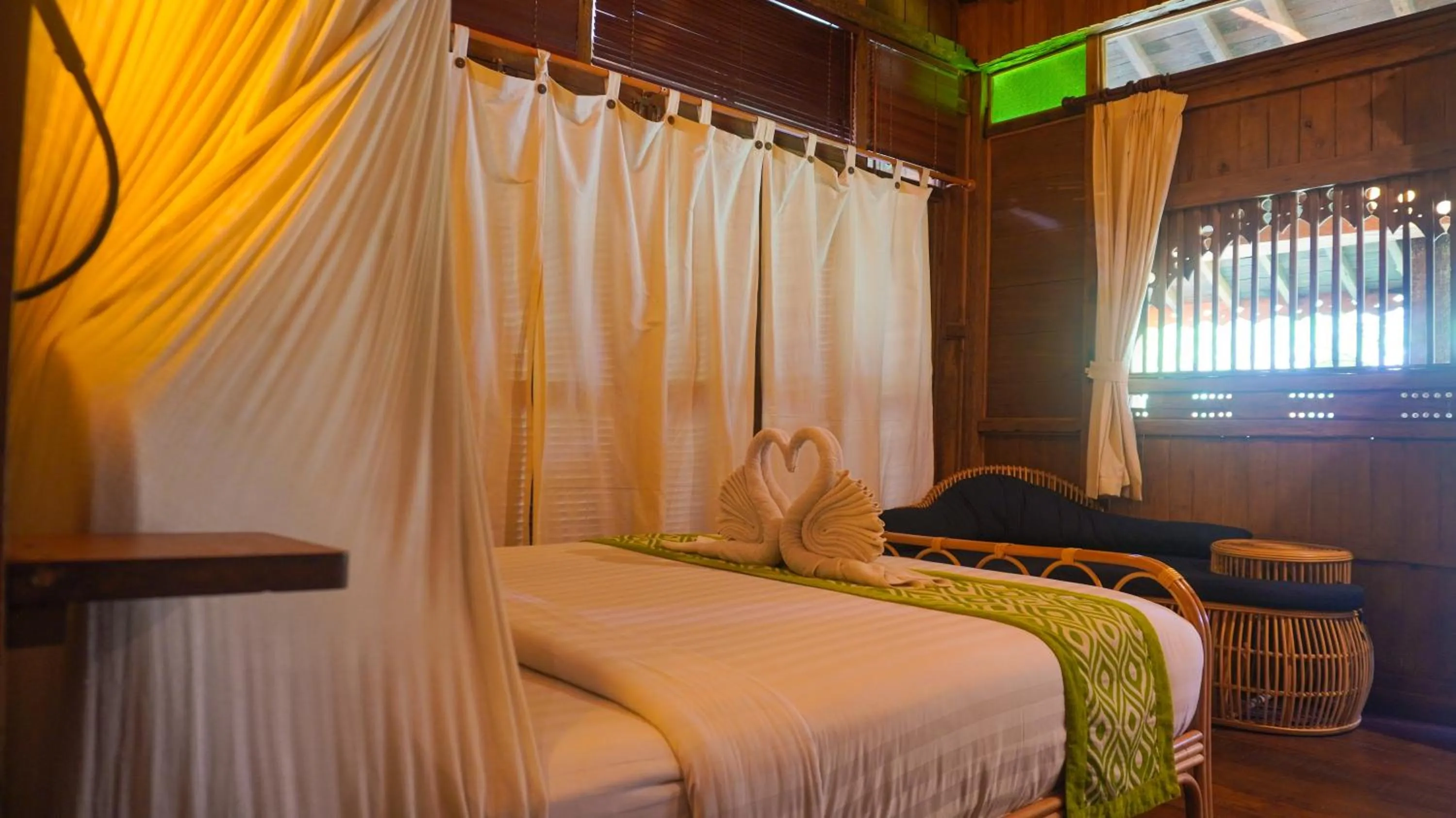 Bed in Green Tree House Villa Ubud