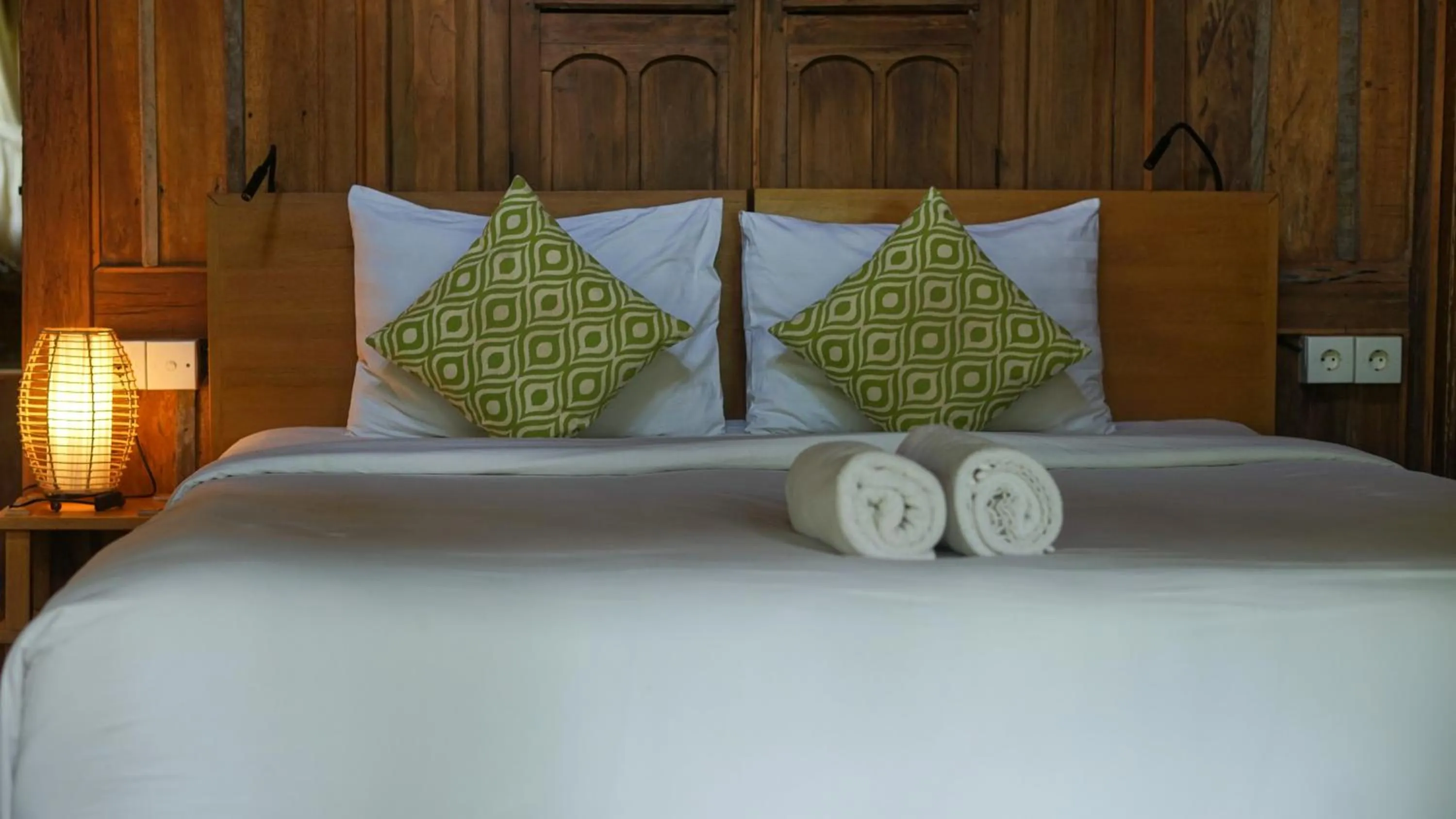 Bed in Green Tree House Villa Ubud