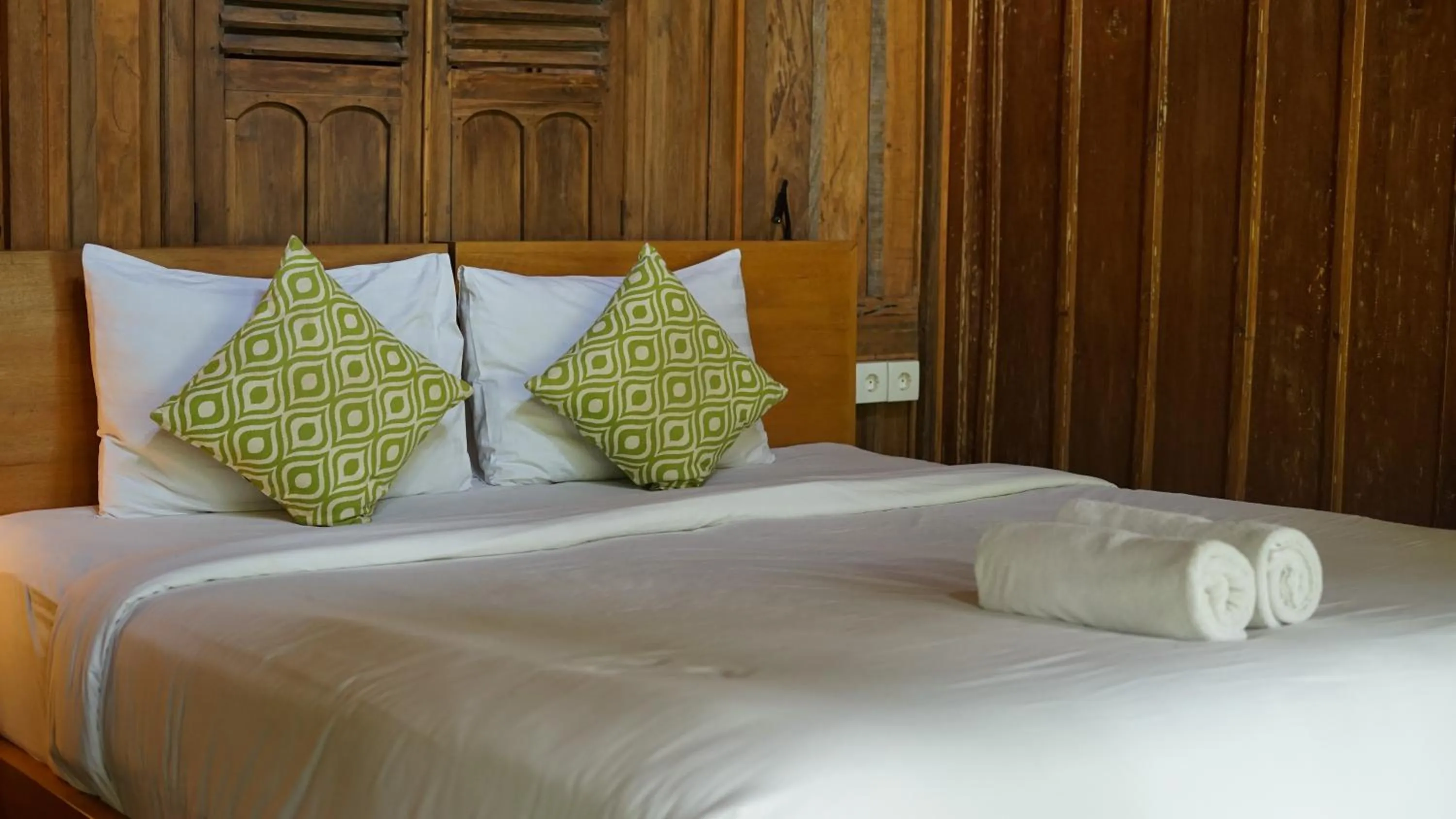 Bed in Green Tree House Villa Ubud