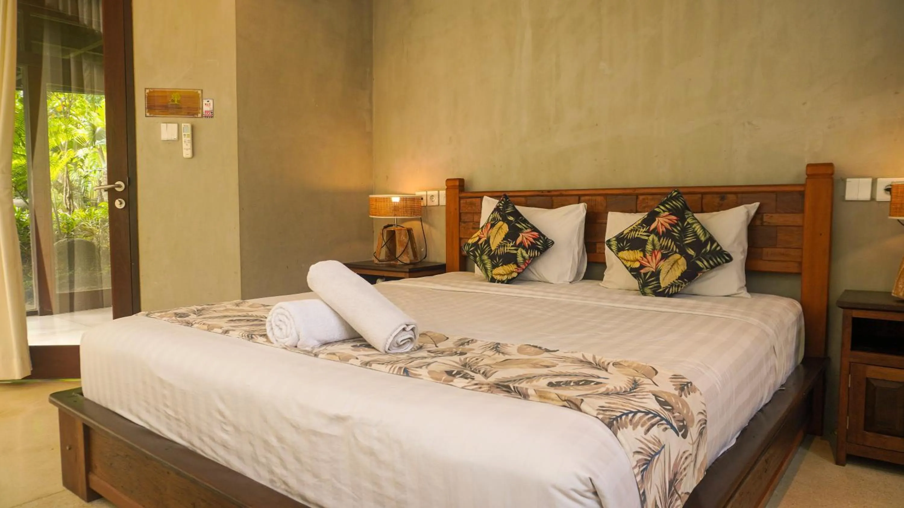 Bed in Green Tree House Villa Ubud