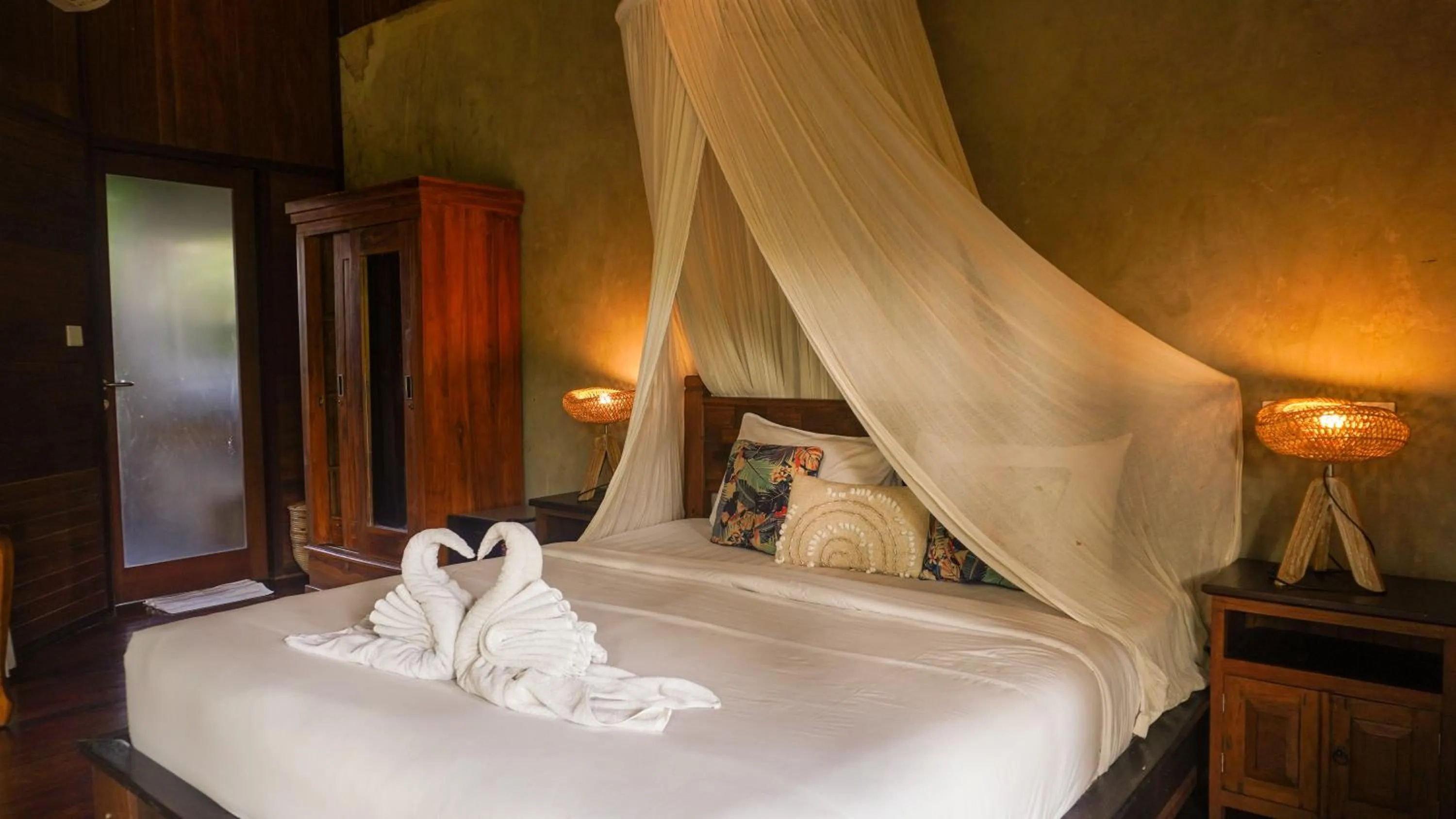 Bedroom, Bed in Green Tree House Villa Ubud