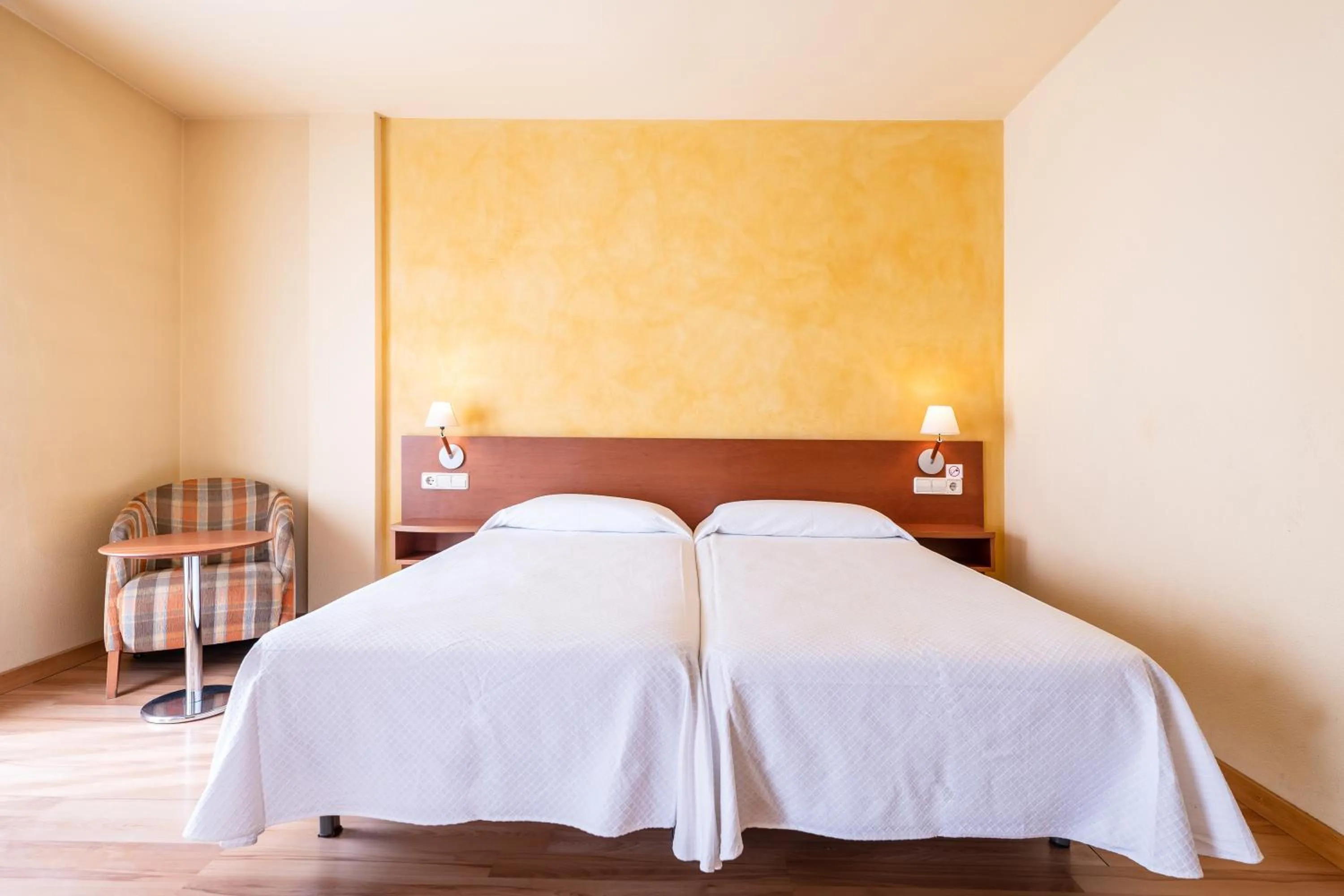 Photo of the whole room, Bed in Hotel La Perla D'Olot