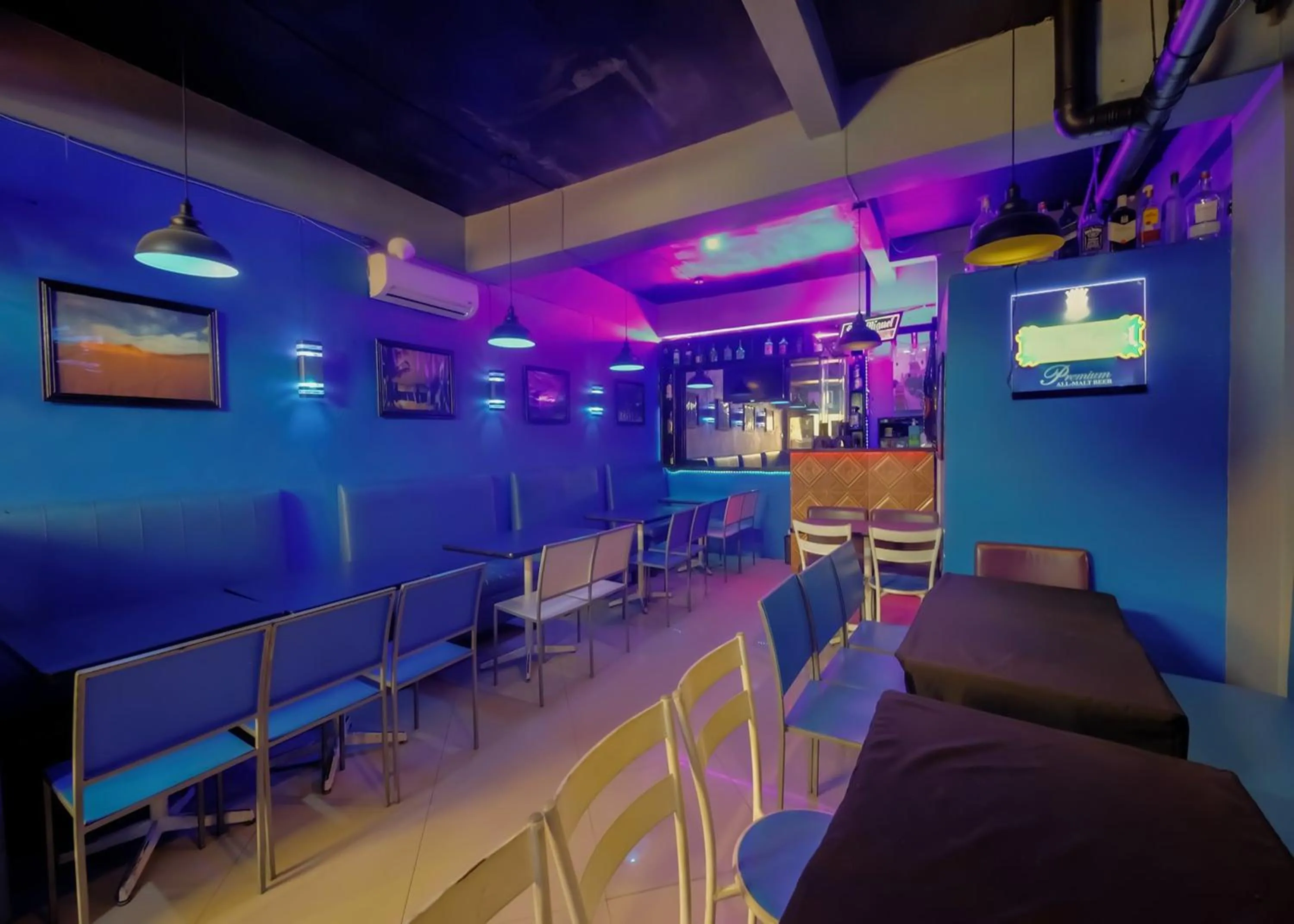 Restaurant/places to eat in 1812 VC Lodge