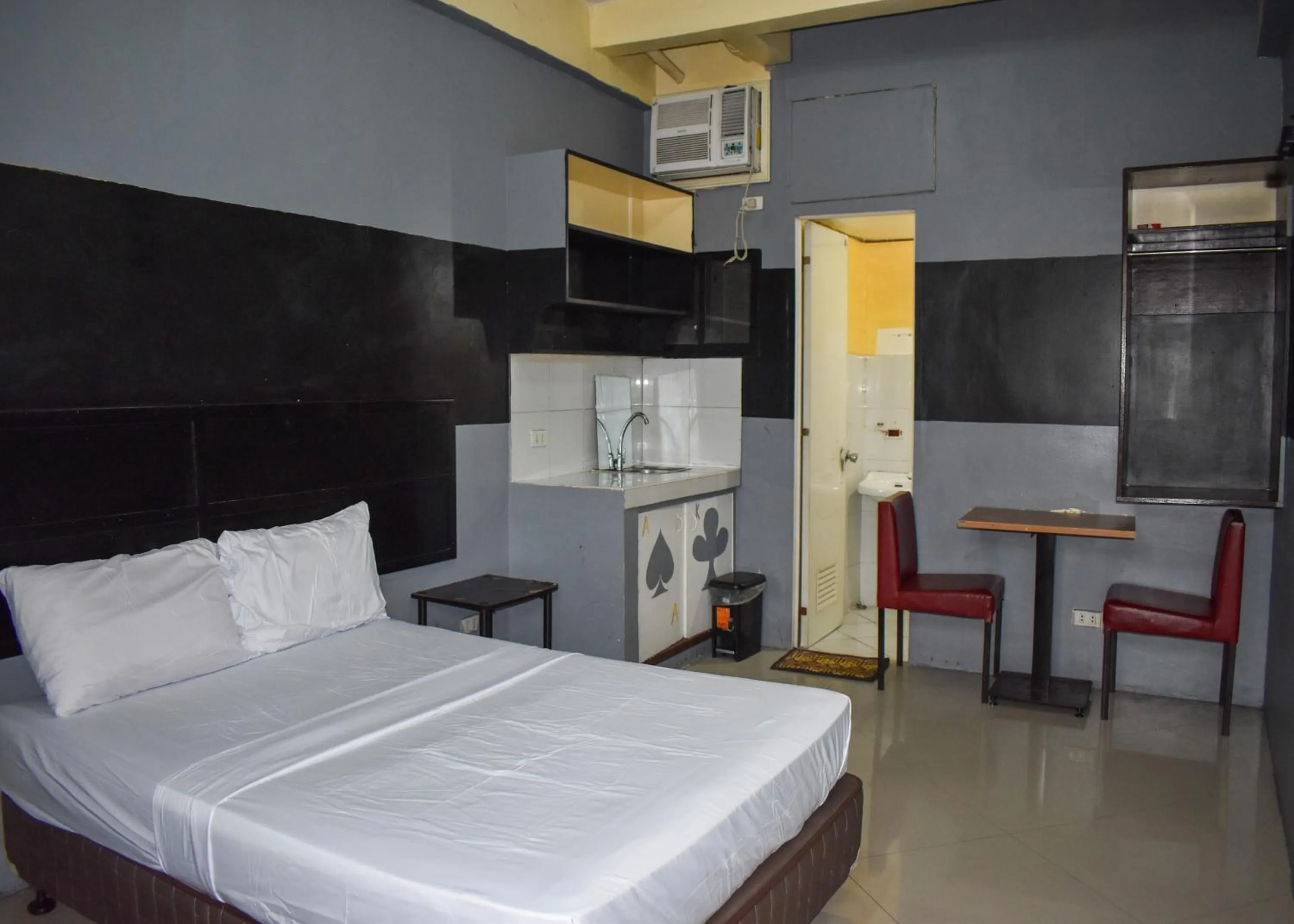 Photo of the whole room, Bed in 1812 VC Lodge