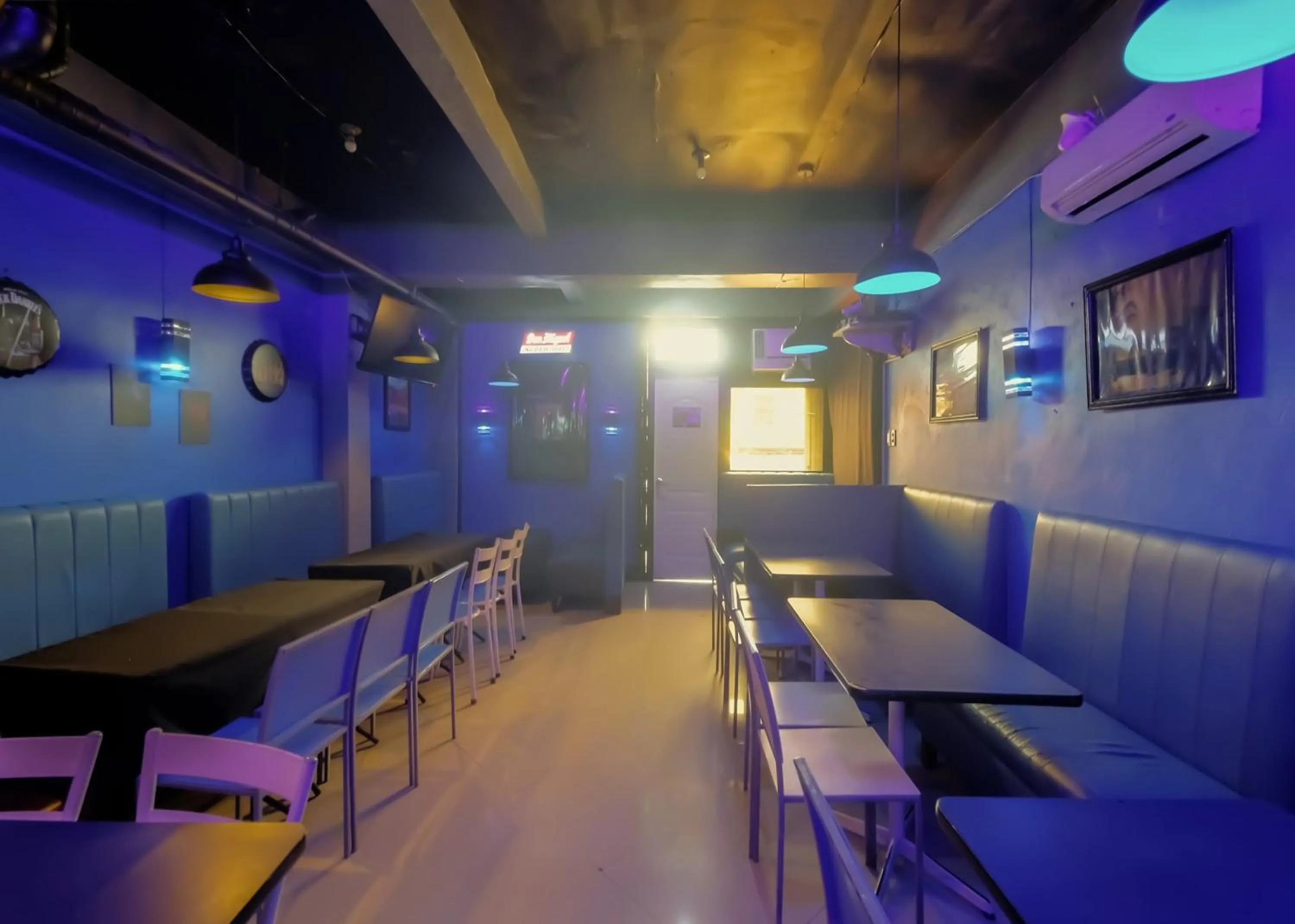 Restaurant/places to eat in 1812 VC Lodge