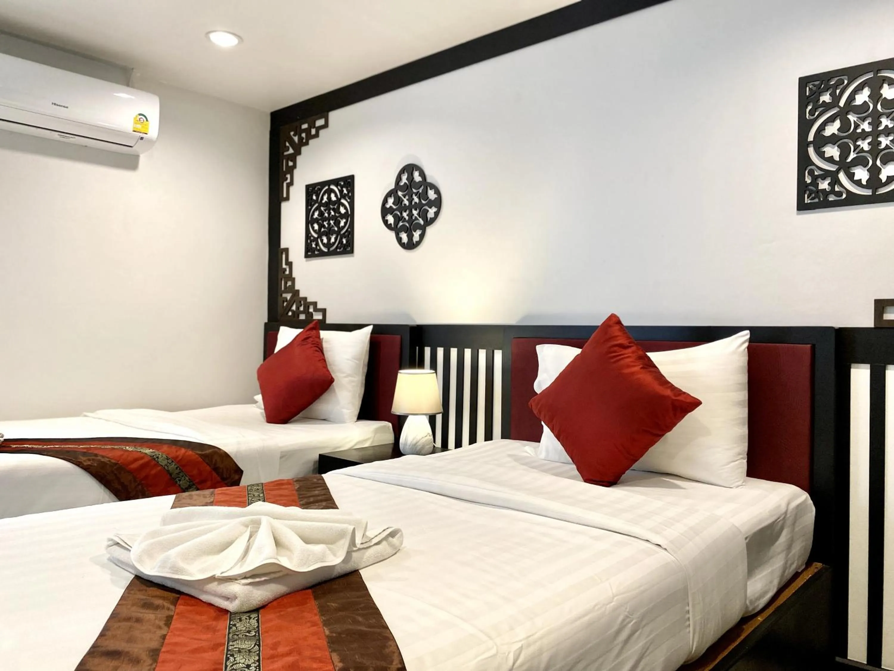 Bed in Sunray Beach Hotel Patong