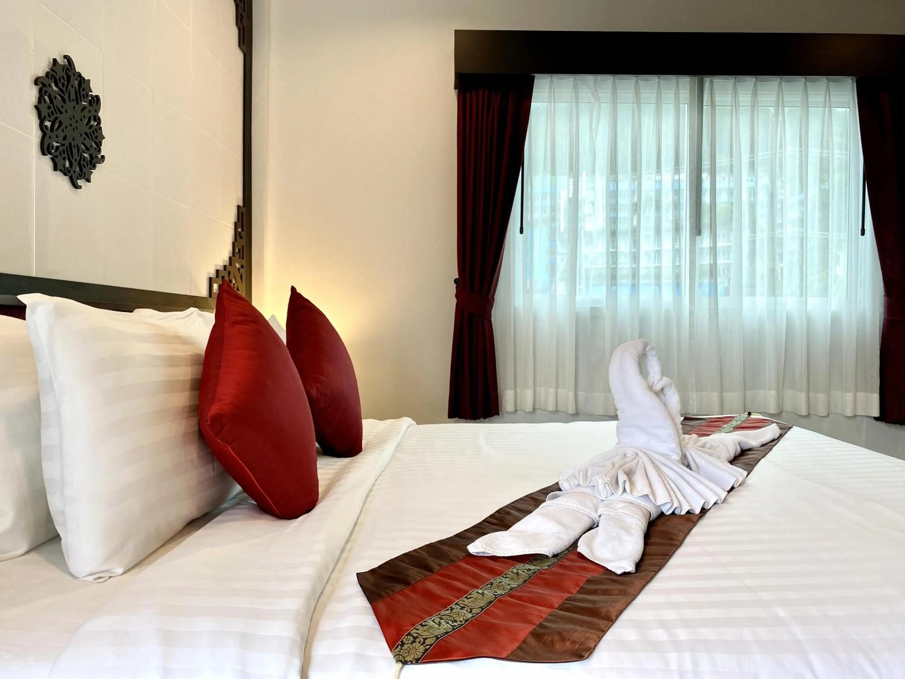 Bed in Sunray Beach Hotel Patong