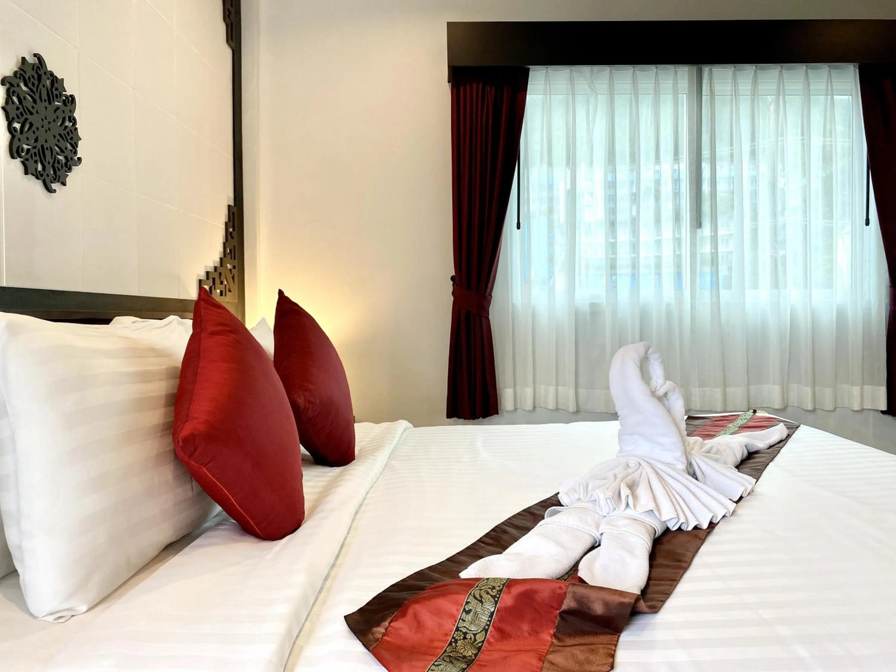 Bed in Sunray Beach Hotel Patong