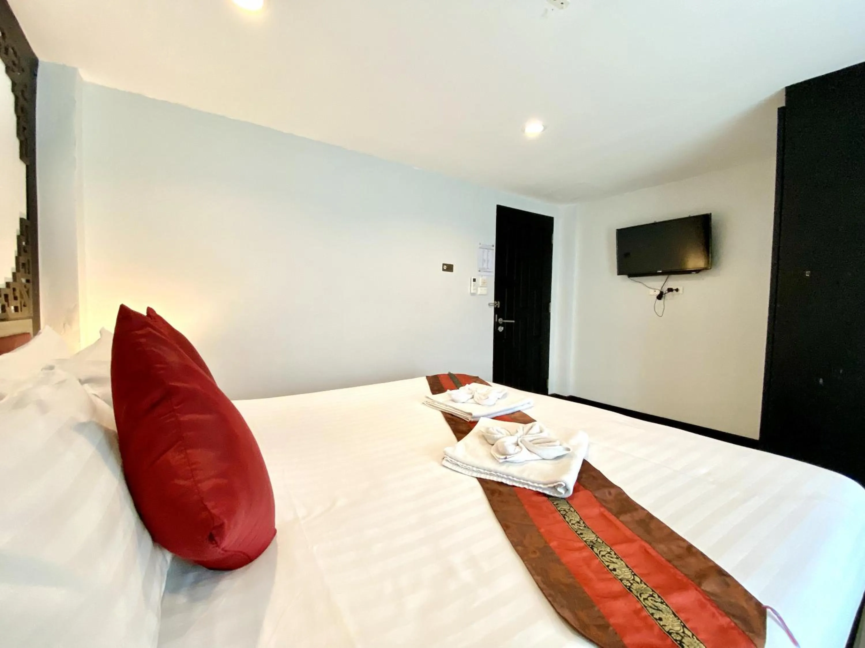 TV and multimedia, Bed in Sunray Beach Hotel Patong