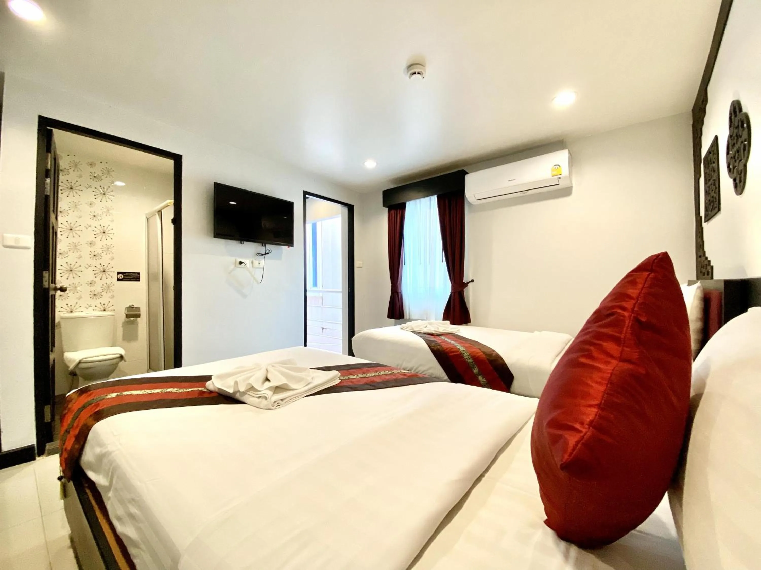 Bed in Sunray Beach Hotel Patong