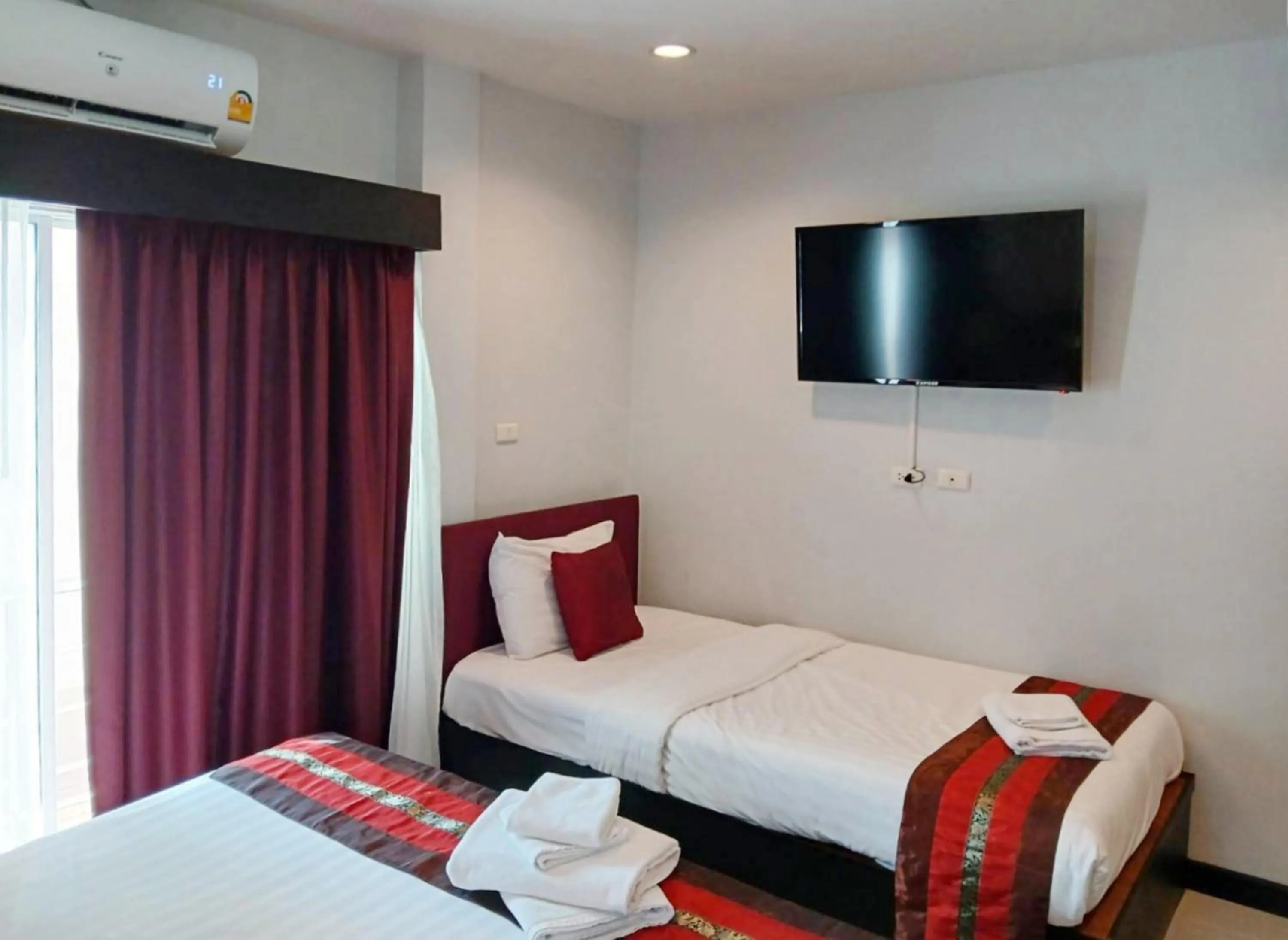 Bedroom, Bed in Sunray Beach Hotel Patong