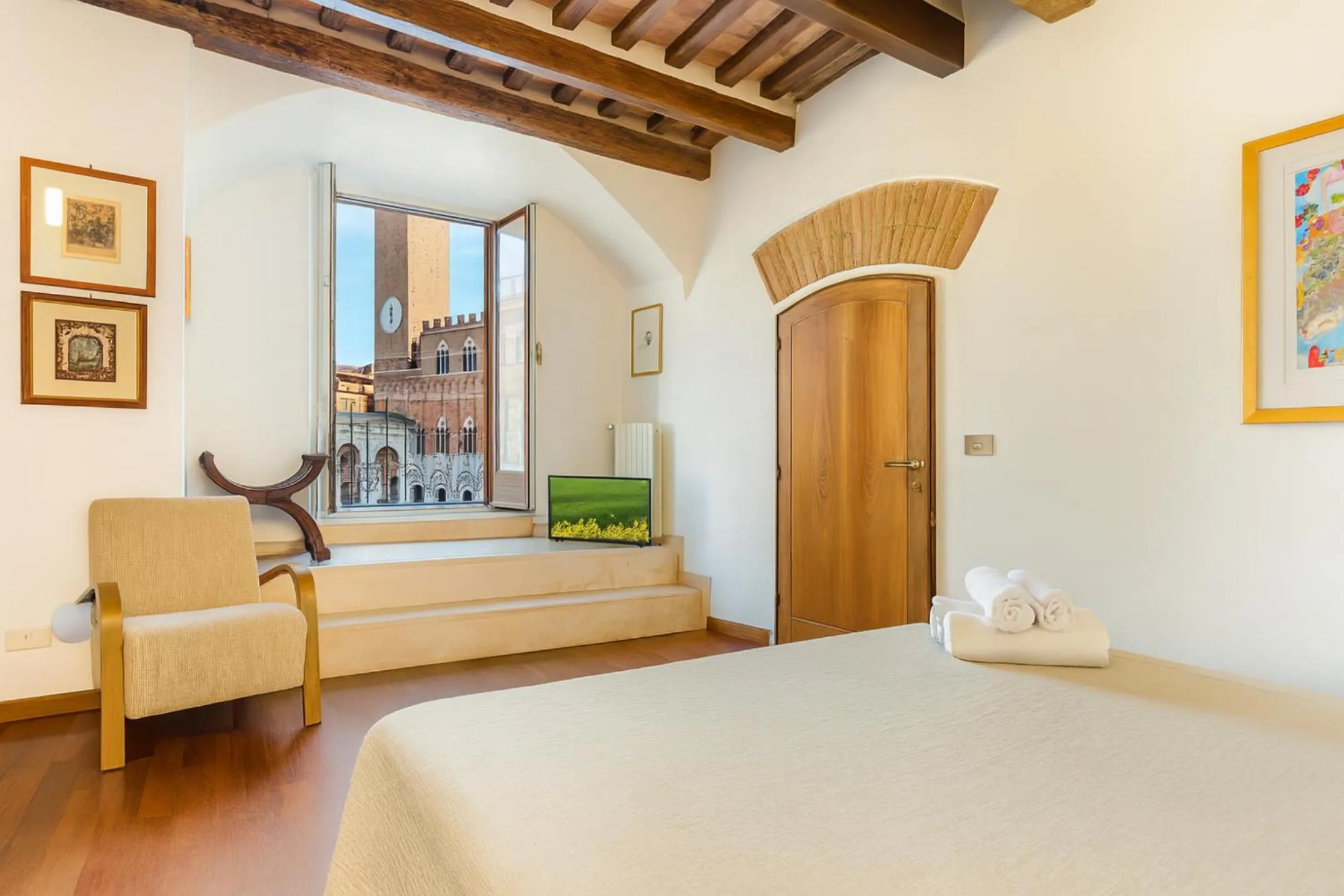 Bed in The Balcony Suite - Piazza del Campo
