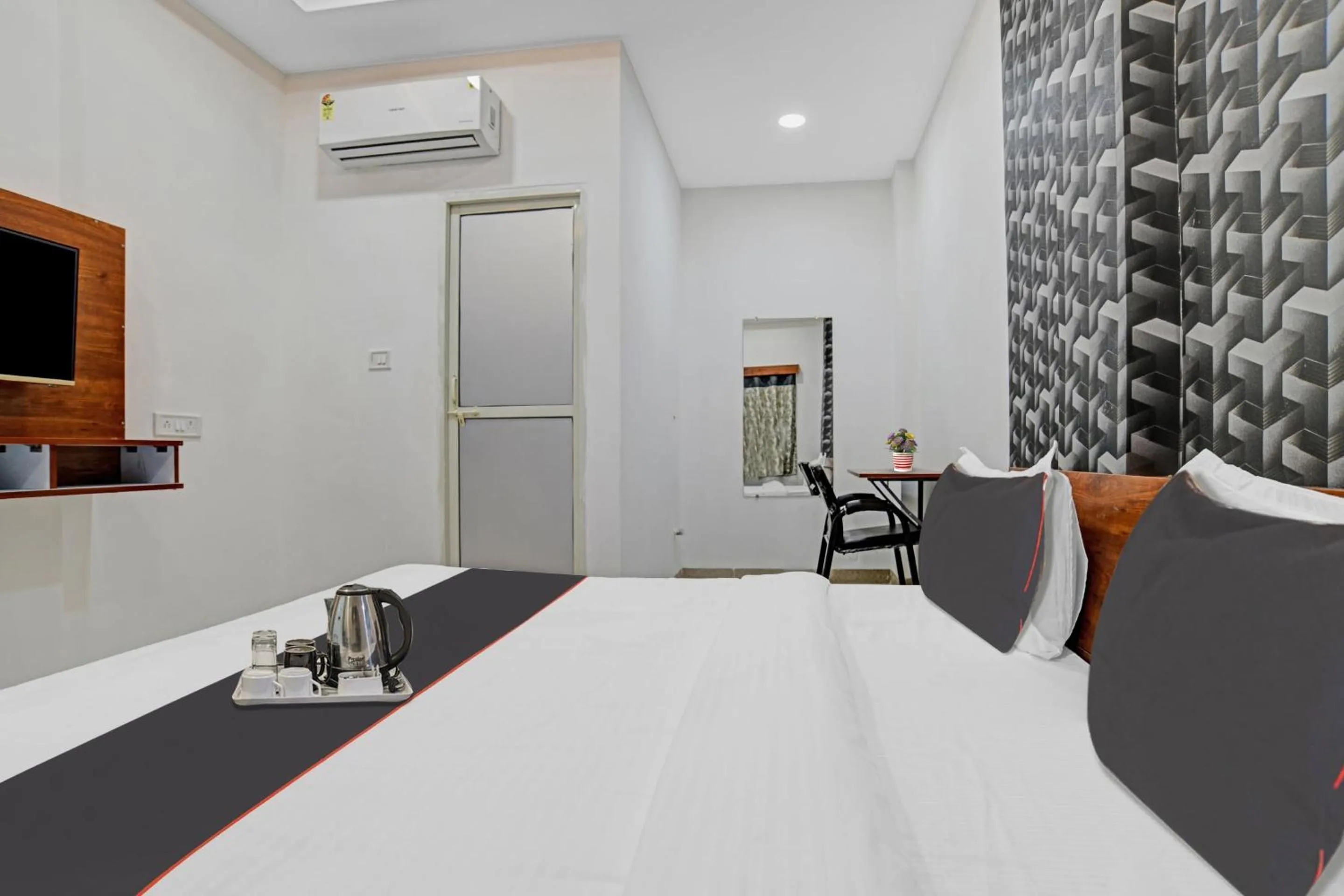 Bedroom, Bed in Hotel O Shivaay